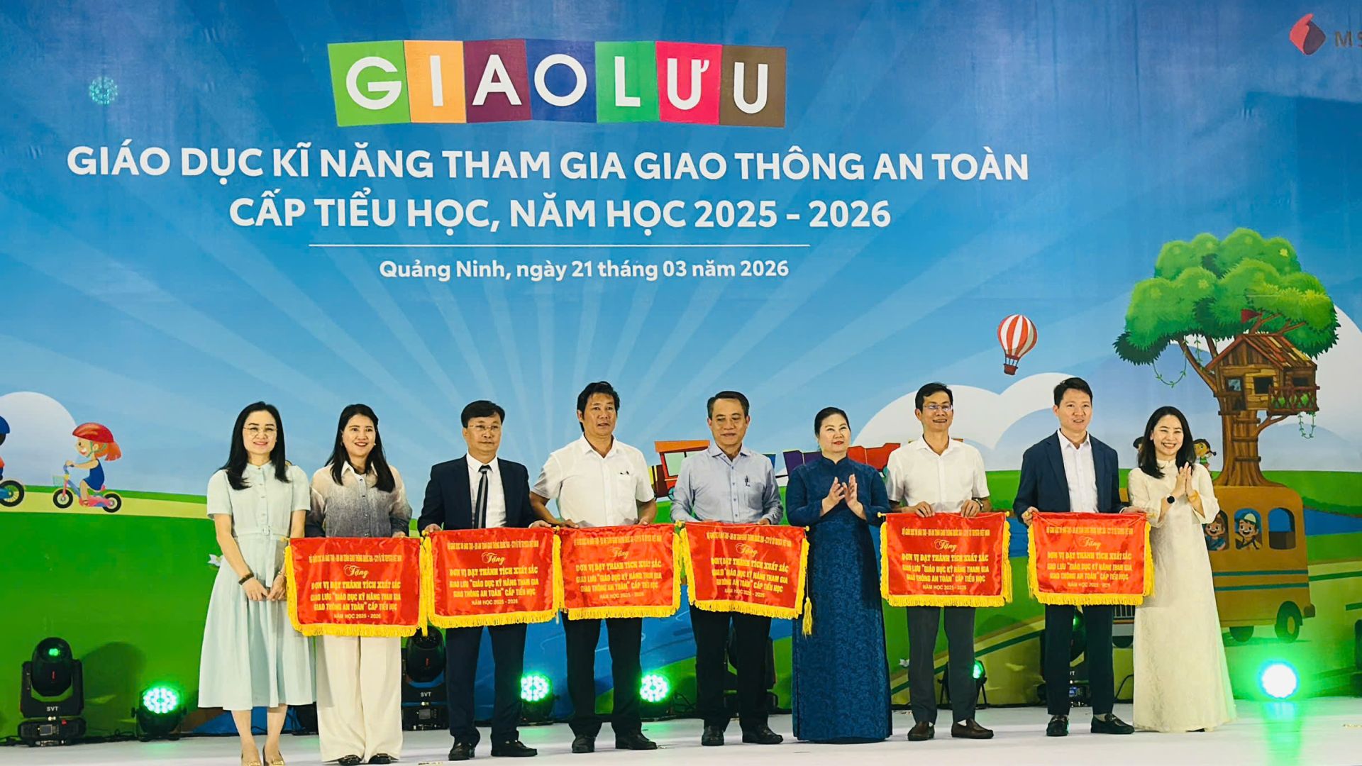 Trường Tiểu học Phương Mai v&agrave; c&aacute;c nh&agrave; trường nhận Cờ lưu niệm d&agrave;nh cho đơn vị c&oacute; th&agrave;nh t&iacute;ch xuất sắc.