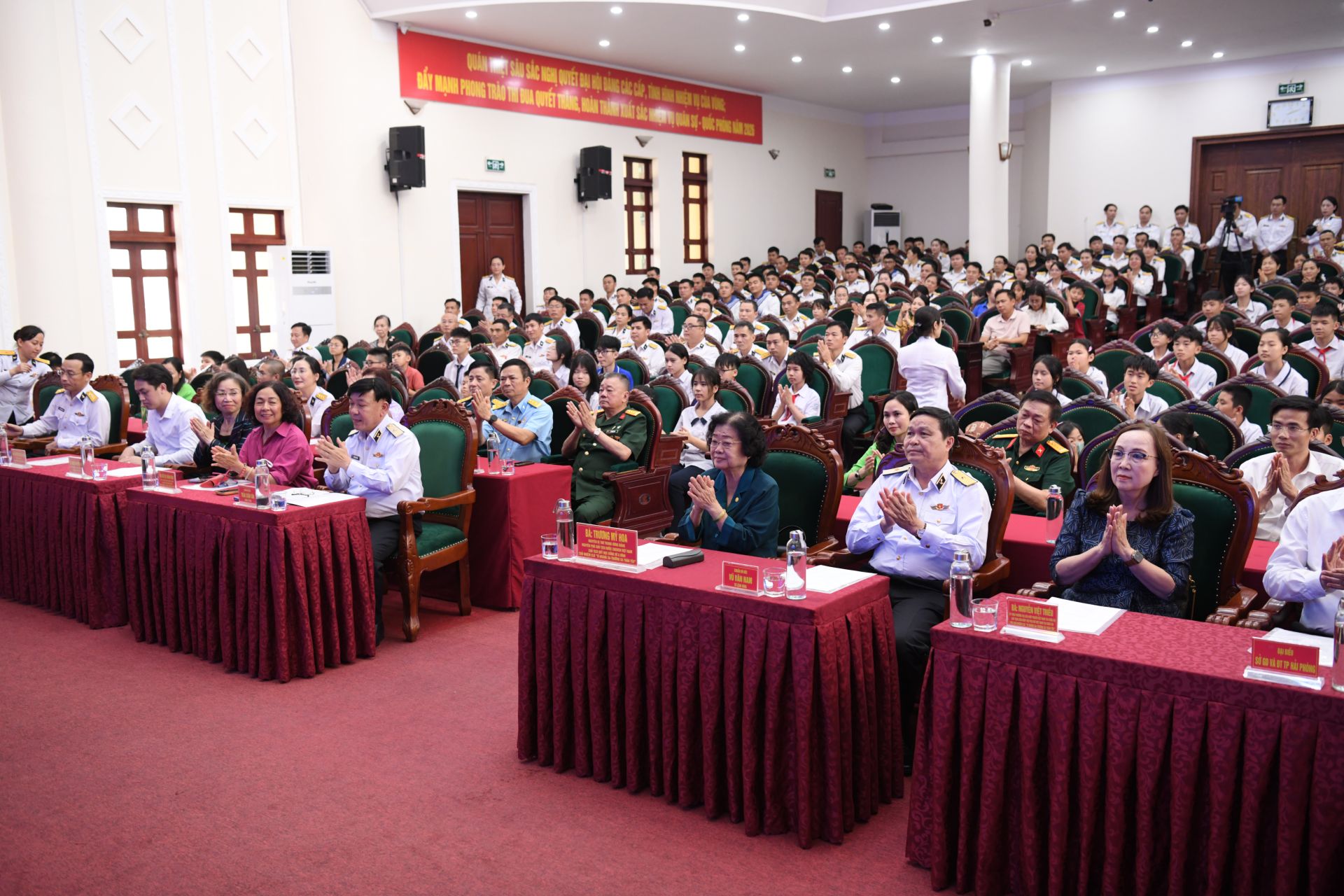 Quang cảnh chương trình trao học b&ocirc;̉ng Vừ A Dính cho các em thi&ecirc;́u nhi Hải Phòng.