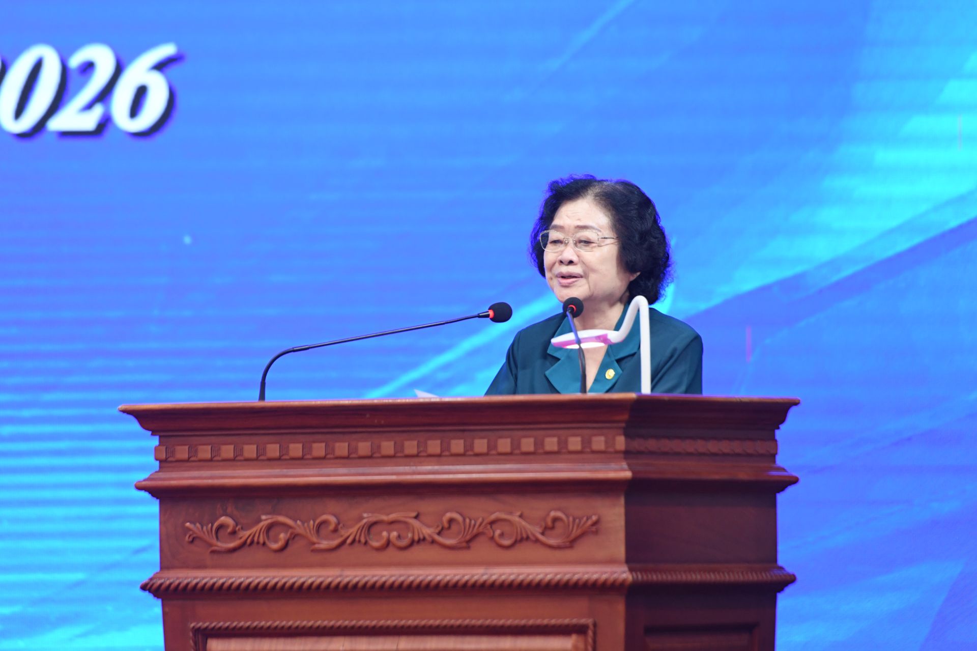 Bác Trương Mỹ Hoa phát bi&ecirc;̉u đ&ocirc;̣ng vi&ecirc;n các em thi&ecirc;́u nhi.