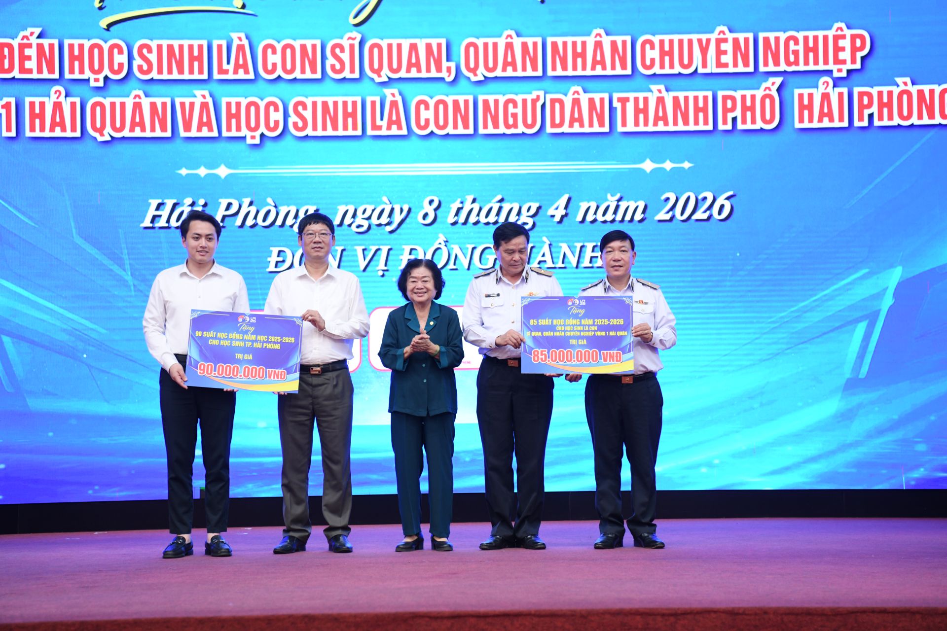 Quỹ Học b&ocirc;̉ng Vừ A Dính trao bi&ecirc;̉n học b&ocirc;̉ng cho B&ocirc;̣ Tư l&ecirc;̣nh Hải qu&acirc;n Vùng 1 và ngành Giáo dục Hải Phòng.