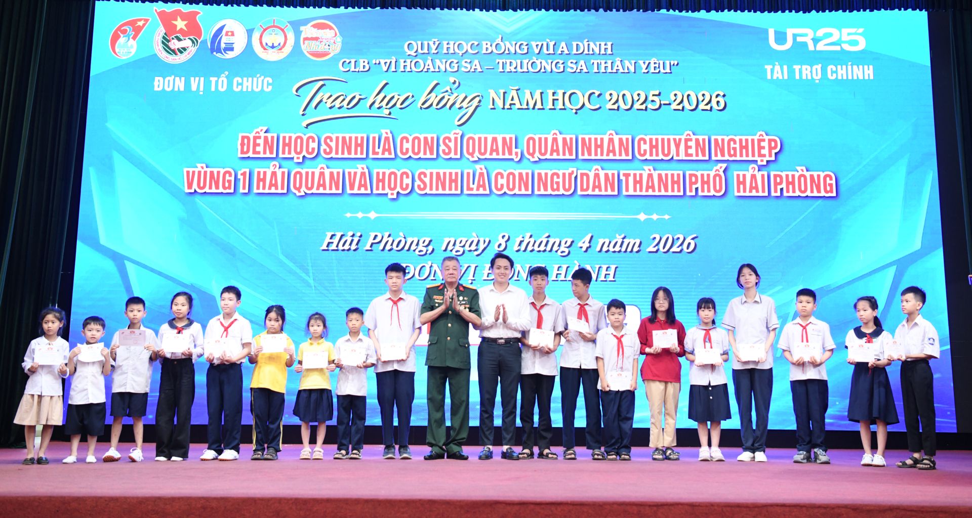 Các đại bi&ecirc;̉u cùng nhà tài trợ trao học b&ocirc;̉ng cho học sinh là con chi&ecirc;́n sĩ hải qu&acirc;n, ngư d&acirc;n bám bi&ecirc;̉n.