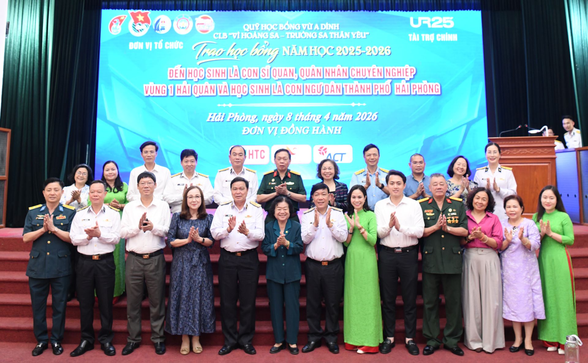 Các đại bi&ecirc;̉u chụp ảnh lưu ni&ecirc;̣m tại sự ki&ecirc;̣n.