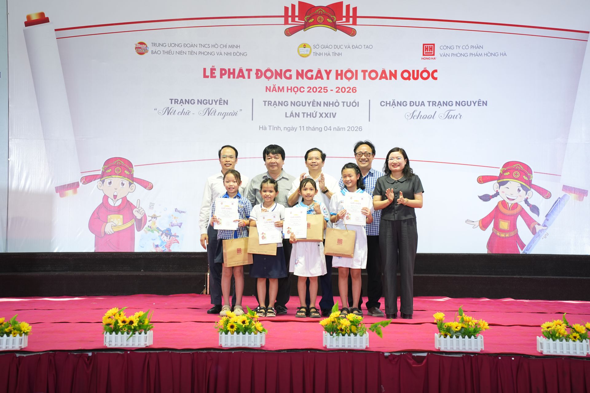 A1  
B&agrave; Nguyễn Thị Nguyệt &ndash; Ph&oacute; Chủ tịch UBND tỉnh H&agrave; Tĩnh, nh&agrave; b&aacute;o Phan Việt H&ugrave;ng &ndash; Ph&oacute; Tổng Bi&ecirc;n tập Thường trực B&aacute;o TNTP&NĐ, &ocirc;ng Nguyễn C&ocirc;ng Tuấn - Gi&aacute;m đốc kinh doanh chi nh&aacute;nh Miền Bắc, C&ocirc;ng ty Cổ phần VPP Hồng H&agrave;, Nh&agrave; gi&aacute;o Nguyễn Gia Việt &ndash; Tổng Hiệu trưởng trường Tiểu học, THCS  & THPT Albert Einstein trao giải Trạng Nguy&ecirc;n &ldquo;N&eacute;t chữ - Nết người&rdquo; cho c&aacute;c th&iacute; sinh.