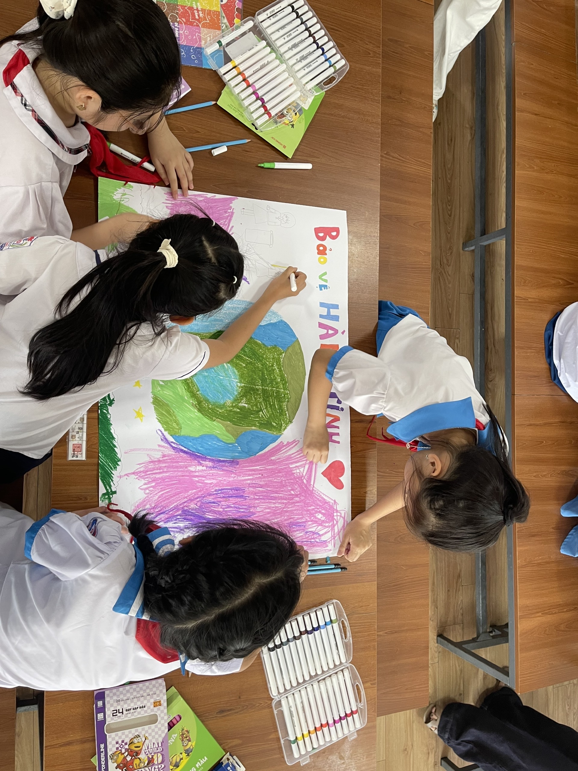 C&aacute;c &ldquo;họa sĩ nh&iacute;&rdquo; trổ t&agrave;i c&ugrave;ng v&ograve;ng thi S&acirc;n khấu đồng đội.