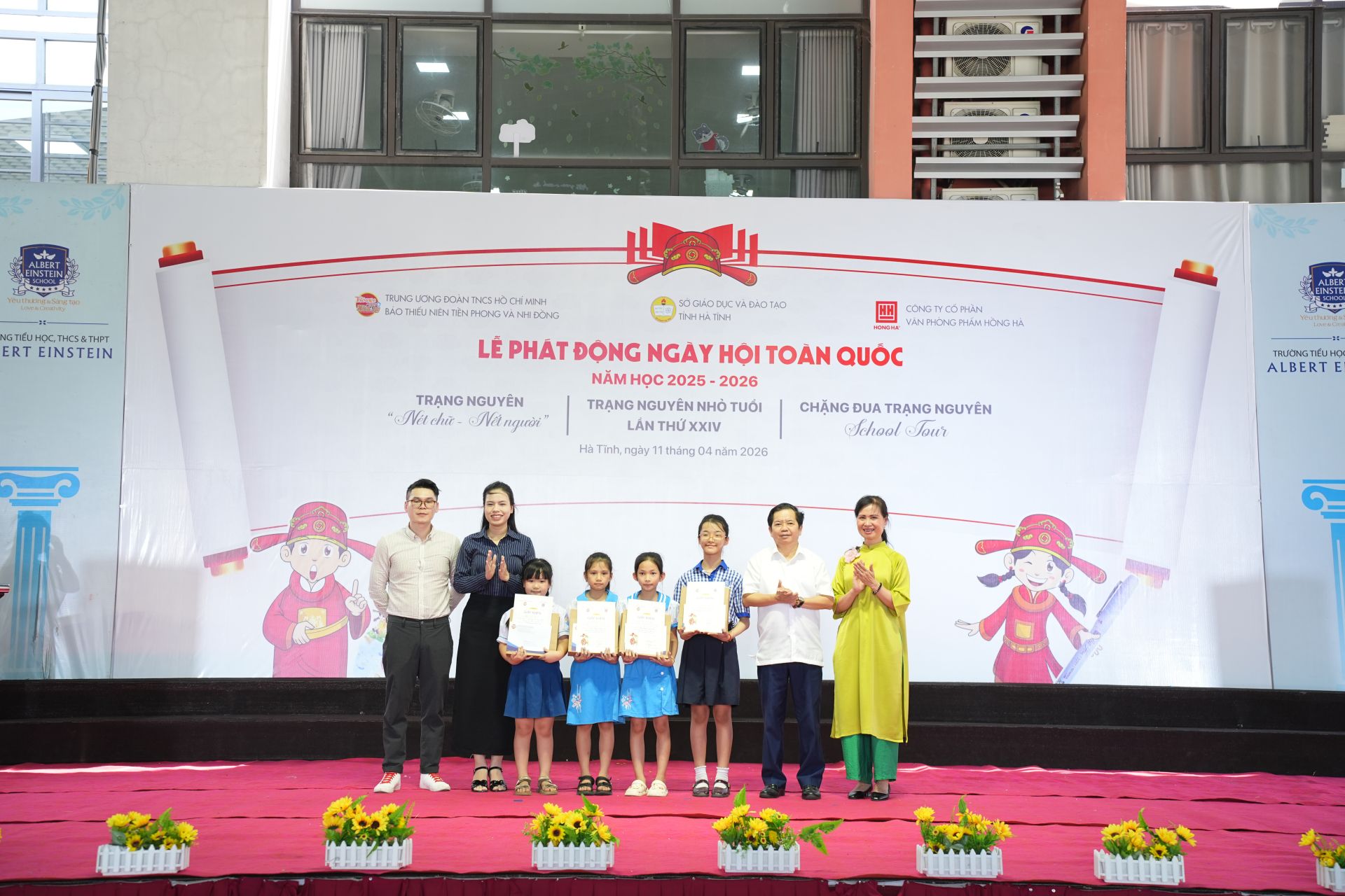 Nh&agrave; gi&aacute;o B&ugrave;i Nh&acirc;n S&acirc;m &ndash; Gi&aacute;m đốc Sở GD&ĐT tỉnh H&agrave; Tĩnh, b&agrave; Nguyễn Ny Hương &ndash; Ph&oacute; Chủ tịch Ủy ban Mặt trận Tổ quốc, B&iacute; thư Tỉnh đo&agrave;n H&agrave; Tĩnh, nh&agrave; b&aacute;o Nguyễn Thị Hương Giang &ndash; Trưởng Ban Ph&oacute;ng vi&ecirc;n, B&aacute;o TNTP&NĐ, &ocirc;ng Chu Ho&agrave;ng Vũ - Trưởng ph&ograve;ng Marketing, C&ocirc;ng ty Cổ phần VPP Hồng H&agrave; trao giải Trạng Nguy&ecirc;n School Tour tại Ng&agrave;y hội.