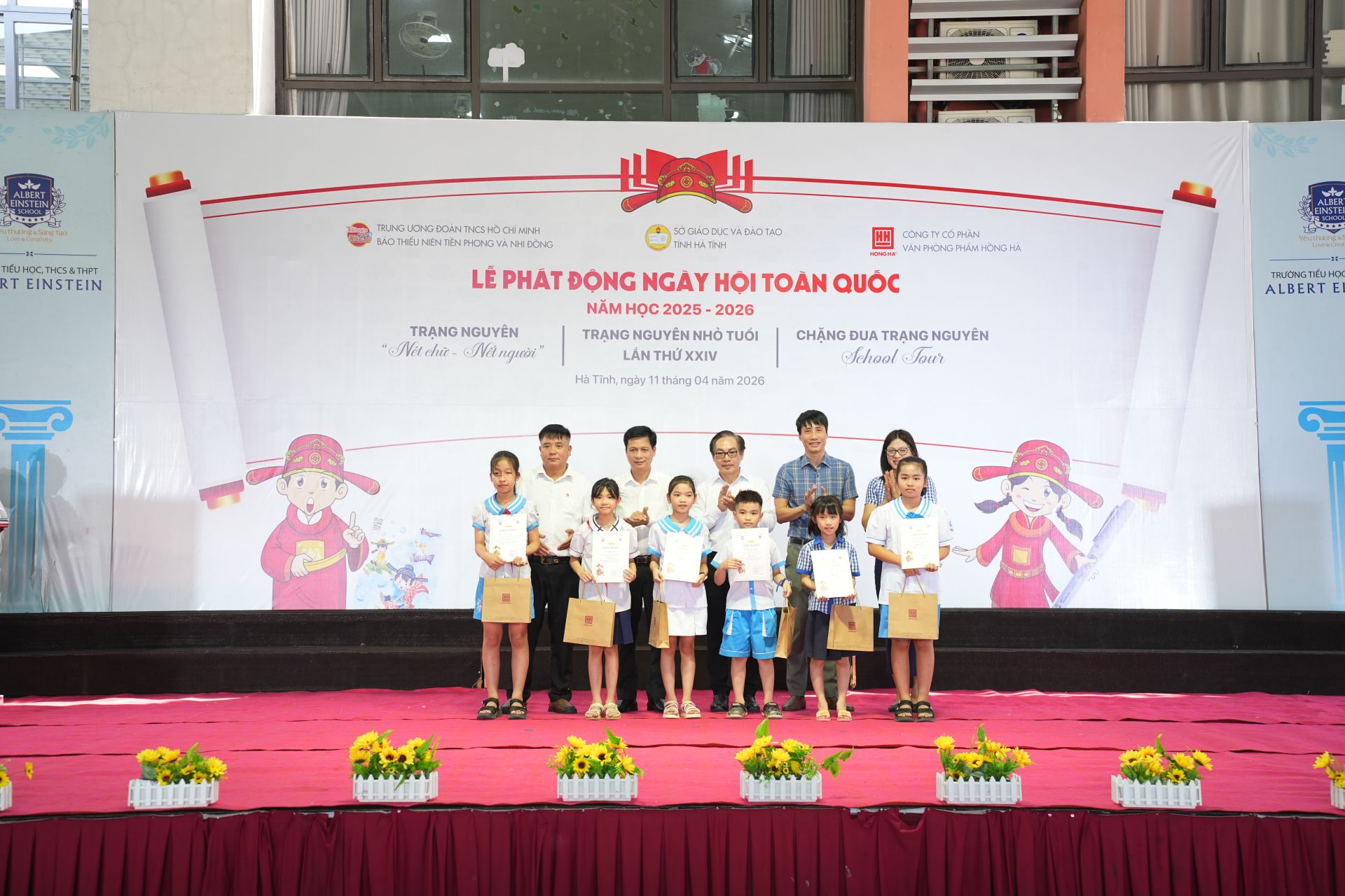 Nh&agrave; b&aacute;o Quản Tuấn Long &ndash; Trưởng ph&ograve;ng Mỹ thuật, B&aacute;o TNTP&NĐ, &ocirc;ng Nguyễn Trung Chung &ndash; Quản l&yacute; v&ugrave;ng, C&ocirc;ng ty CP VPP Hồng H&agrave;; Nh&agrave; gi&aacute;o Cao Ngọc Ch&acirc;u &ndash; Ch&aacute;nh Văn ph&ograve;ng Sở GD&ĐT tỉnh H&agrave; Tĩnh, nh&agrave; gi&aacute;o Đậu Quang Hồng &ndash; Trưởng ph&ograve;ng Gi&aacute;o dục phổ th&ocirc;ng, Sở GD&ĐT tỉnh H&agrave; Tĩnh, Nh&agrave; gi&aacute;o Nguyễn Thị To&agrave;n &ndash; Hiệu trưởng trường Tiểu học, THCS  & THPT Albert Einstein vui mừng trao giải Bảng Nh&atilde;n cho c&aacute;c thi sinh.