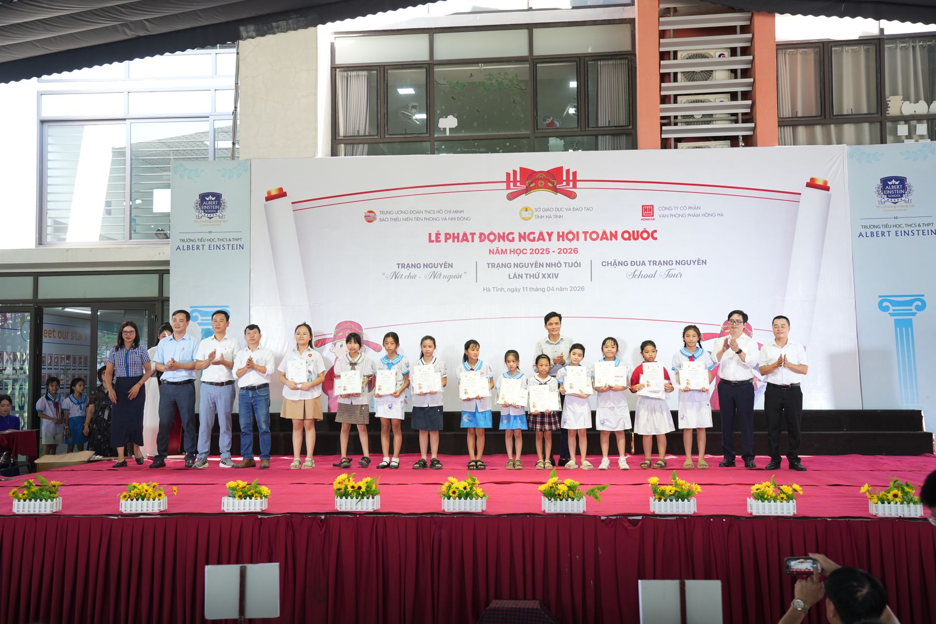 C&aacute;c th&iacute; sinh đoạt giải Th&aacute;m Hoa đ&oacute;n nhận giải thưởng do Họa sĩ Nguyễn Mạnh H&agrave; &ndash; Hội vi&ecirc;n Hội Mỹ thuật Việt Nam, Ph&oacute; Trưởng ph&ograve;ng Mỹ thuật B&aacute;o TNTP&NĐ, &ocirc;ng Đỗ Văn Sơn &ndash; Trưởng k&ecirc;nh trường học, C&ocirc;ng ty CP VPP Hồng H&agrave;; &ocirc;ng Hồ Phương Nam &ndash; Đại diện nh&agrave; ph&acirc;n phối C&ocirc;ng ty CP VPP Hồng H&agrave; tại H&agrave; Tĩnh; &ocirc;ng Nguyễn Ho&agrave;i Thanh - Trưởng ph&ograve;ng B&aacute;o ch&iacute; xuất bản Ban Tuy&ecirc;n gi&aacute;o v&agrave; D&acirc;n vận Tỉnh ủy H&agrave; Tĩnh; nh&agrave; gi&aacute;o Phan Duy Nghĩa &ndash; Ph&oacute; Trưởng ph&ograve;ng Gi&aacute;o dục phổ th&ocirc;ng, Sở GD&ĐT tỉnh H&agrave; Tĩnh trao tặng.