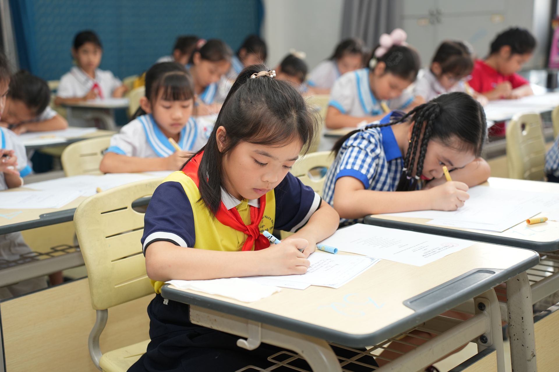 Tự tin thể hiện những n&eacute;t chữ xinh xắn bằng đ&ocirc;i b&agrave;n tay hoa.