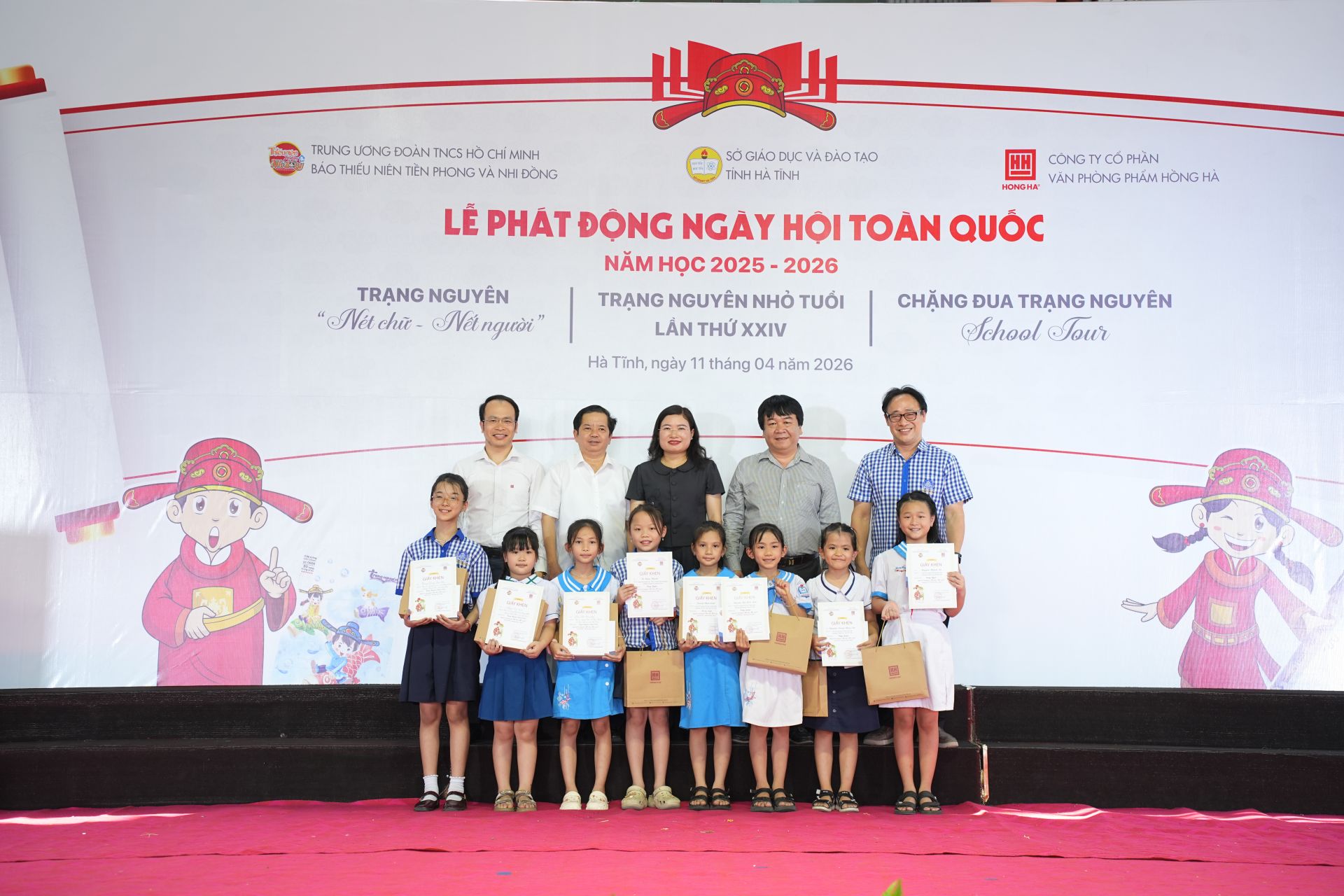 8 th&iacute; sinh xuất sắc nhất đoạt giải Trạng Nguy&ecirc;n tại Ng&agrave;y hội chụp ảnh lưu niệm c&ugrave;ng c&aacute;c đại biểu.