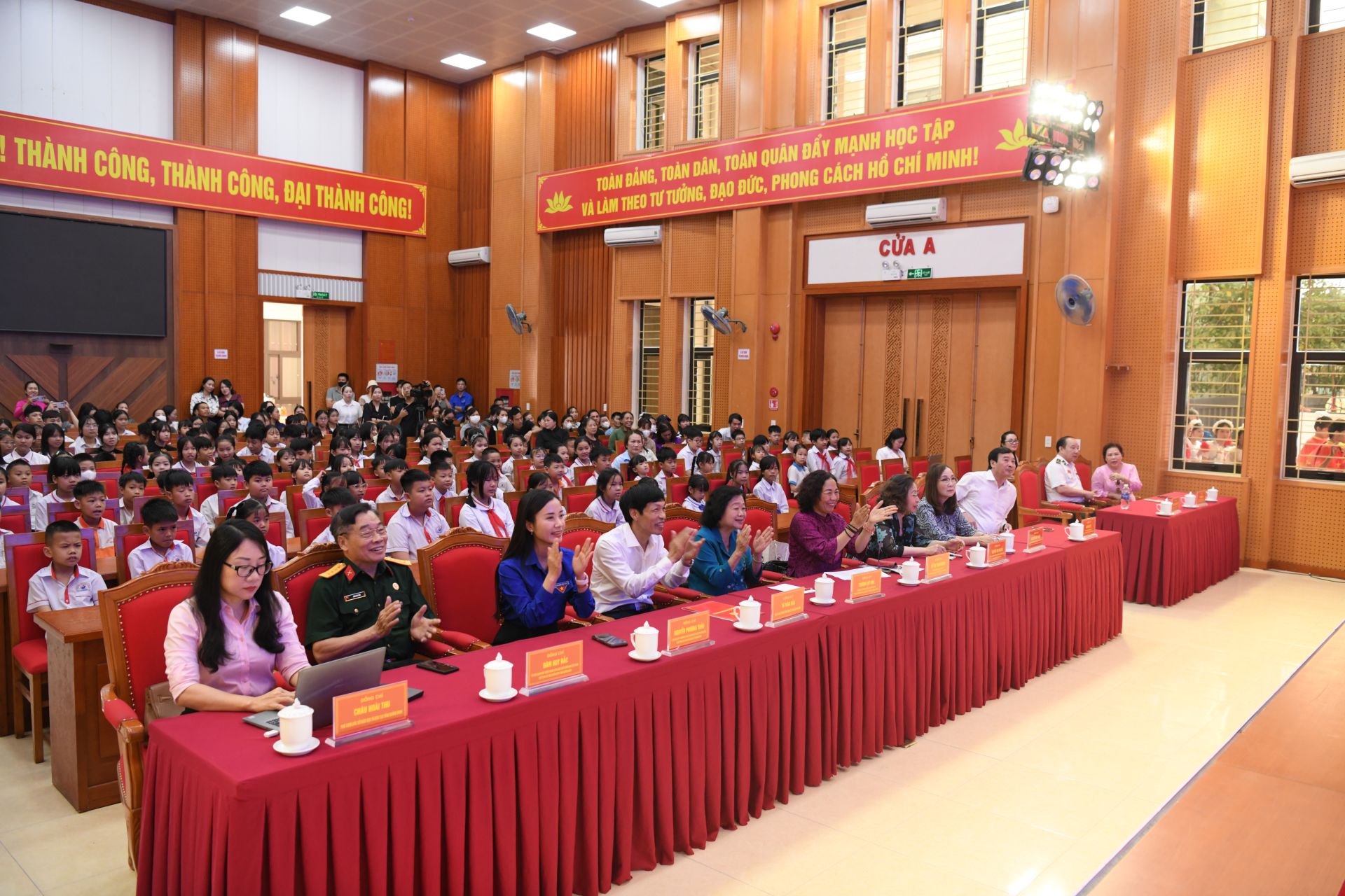 Quang cảnh Lễ trao học bổng Vừ A D&iacute;nh tại tỉnh Quảng Ninh.