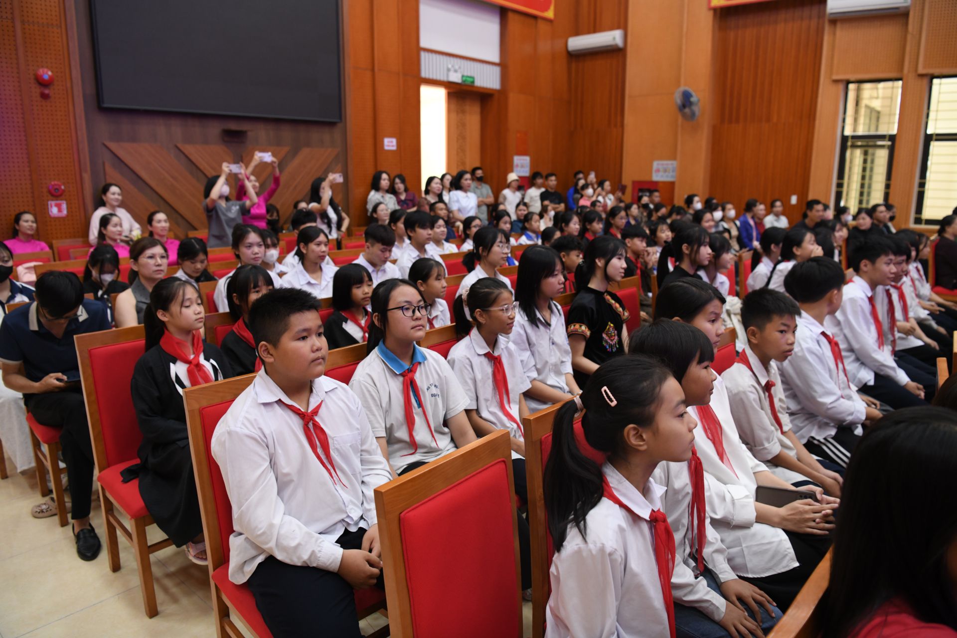 Đ&ocirc;ng đảo c&aacute;c bạn học sinh được thụ hưởng học bổng Vừ A D&iacute;nh đ&atilde; đến với chương tr&igrave;nh.