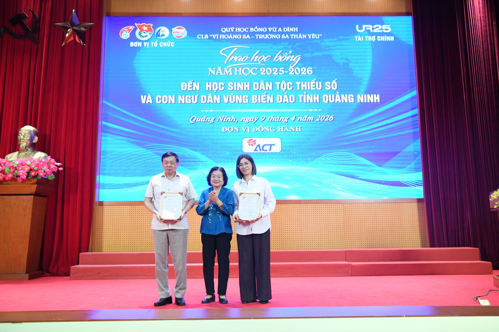 B&aacute;c Trương Mỹ Hoa trao Thư cảm ơn đến c&aacute;c nh&agrave; t&agrave;i trợ đồng h&agrave;nh.