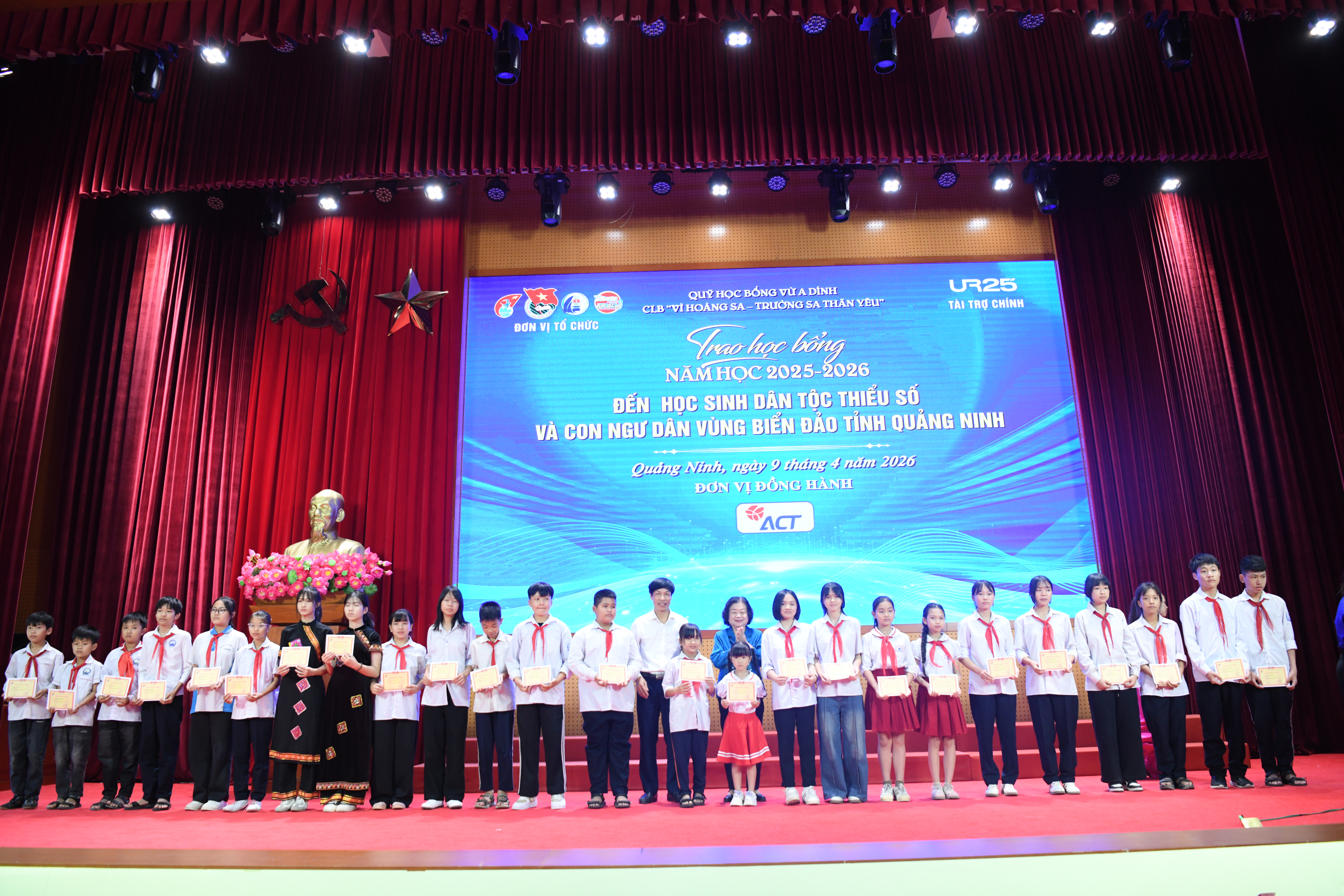 Nguy&ecirc;n Ph&oacute; Chủ tịch nước Trương Mỹ Hoa v&agrave; Ph&oacute; B&iacute; thư Thường trực Đảng ủy Đặc khu V&acirc;n Đồn T&ocirc; Văn Hải trao học bổng cho c&aacute;c em học sinh.