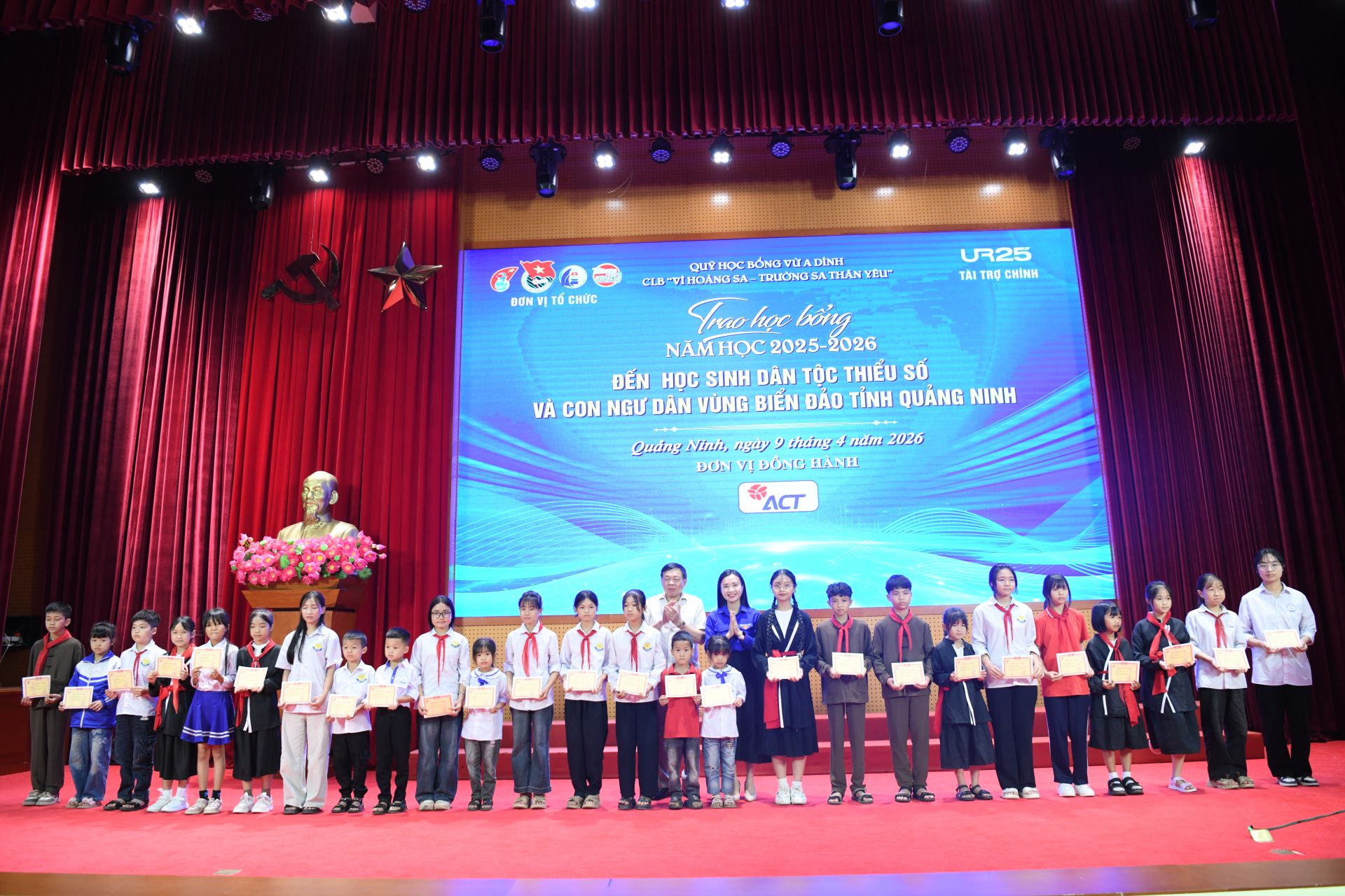 B&iacute; thư Tỉnh đo&agrave;n Quảng Ninh Thảo v&agrave; &ocirc;ng Trần Ngọc Thiều, đại diện nh&agrave; t&agrave;i trợ  C&ocirc;ng ty Cổ phần viễn th&ocirc;ng ACT trao học bổng tại chương tr&igrave;nh.