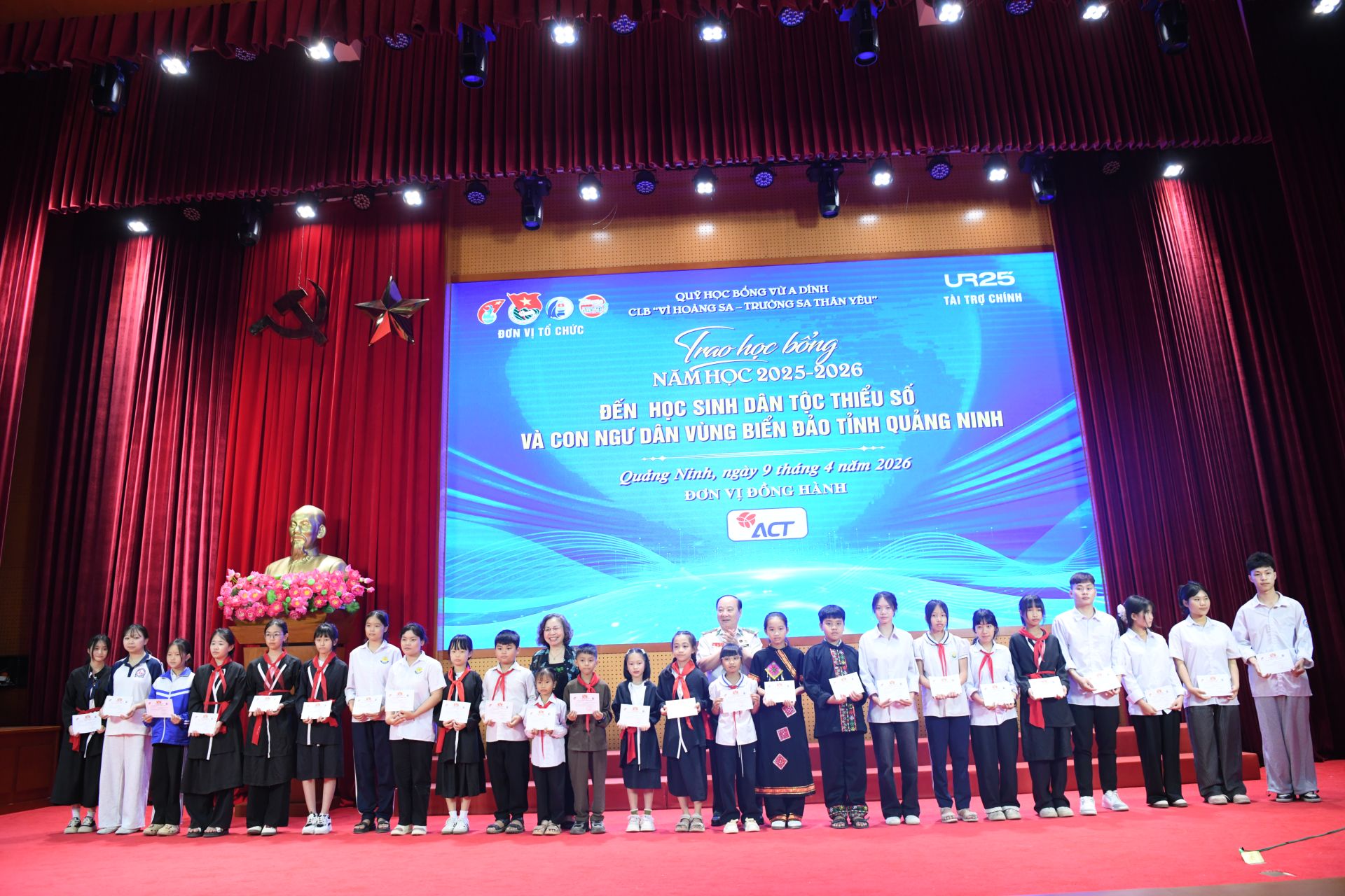 C&aacute;c đại biểu c&ugrave;ng đại diện c&aacute;c nh&agrave; t&agrave;i trợ trao học bổng cho c&aacute;c em học sinh tỉnh Quảng Ninh.