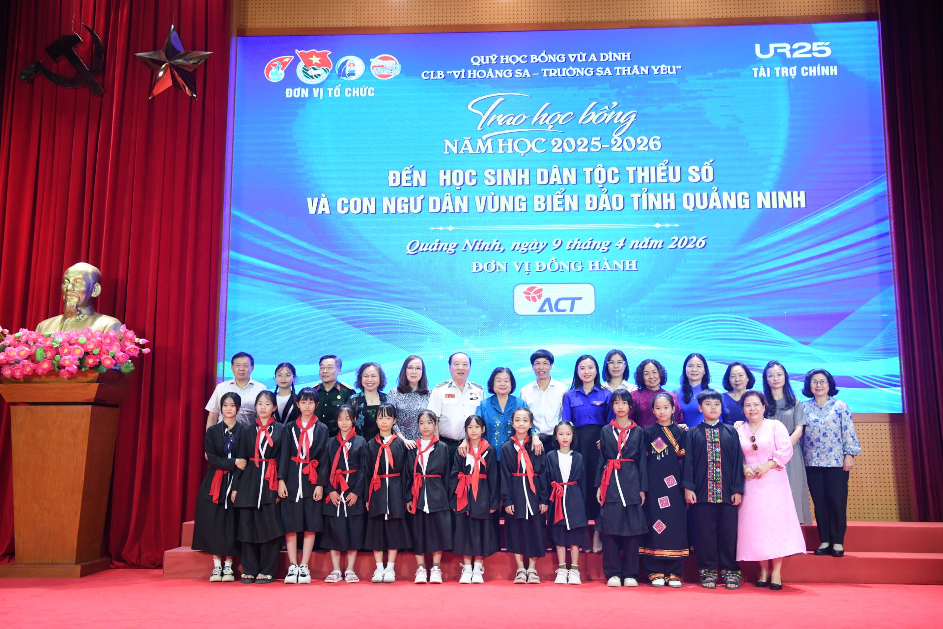 C&aacute;c đại biểu chụp ảnh lưu niệm c&ugrave;ng c&aacute;c em học sinh.