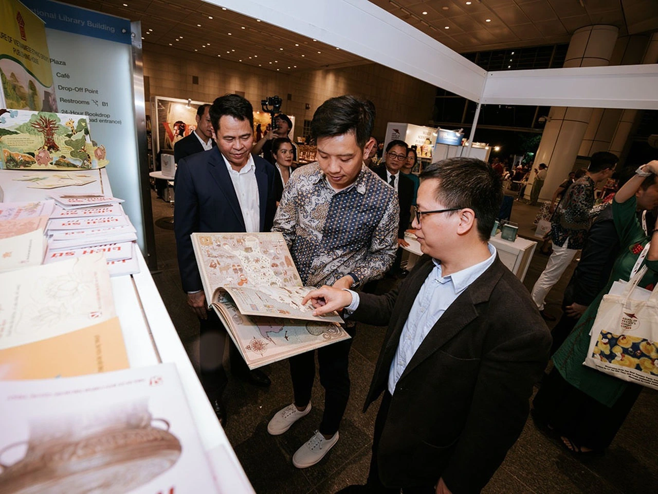 Đo&agrave;n Hội Xuất bản VN quảng b&aacute; s&aacute;ch Việt tại Hội s&aacute;ch Thiếu nhi ch&acirc;u &Aacute;, Singapore