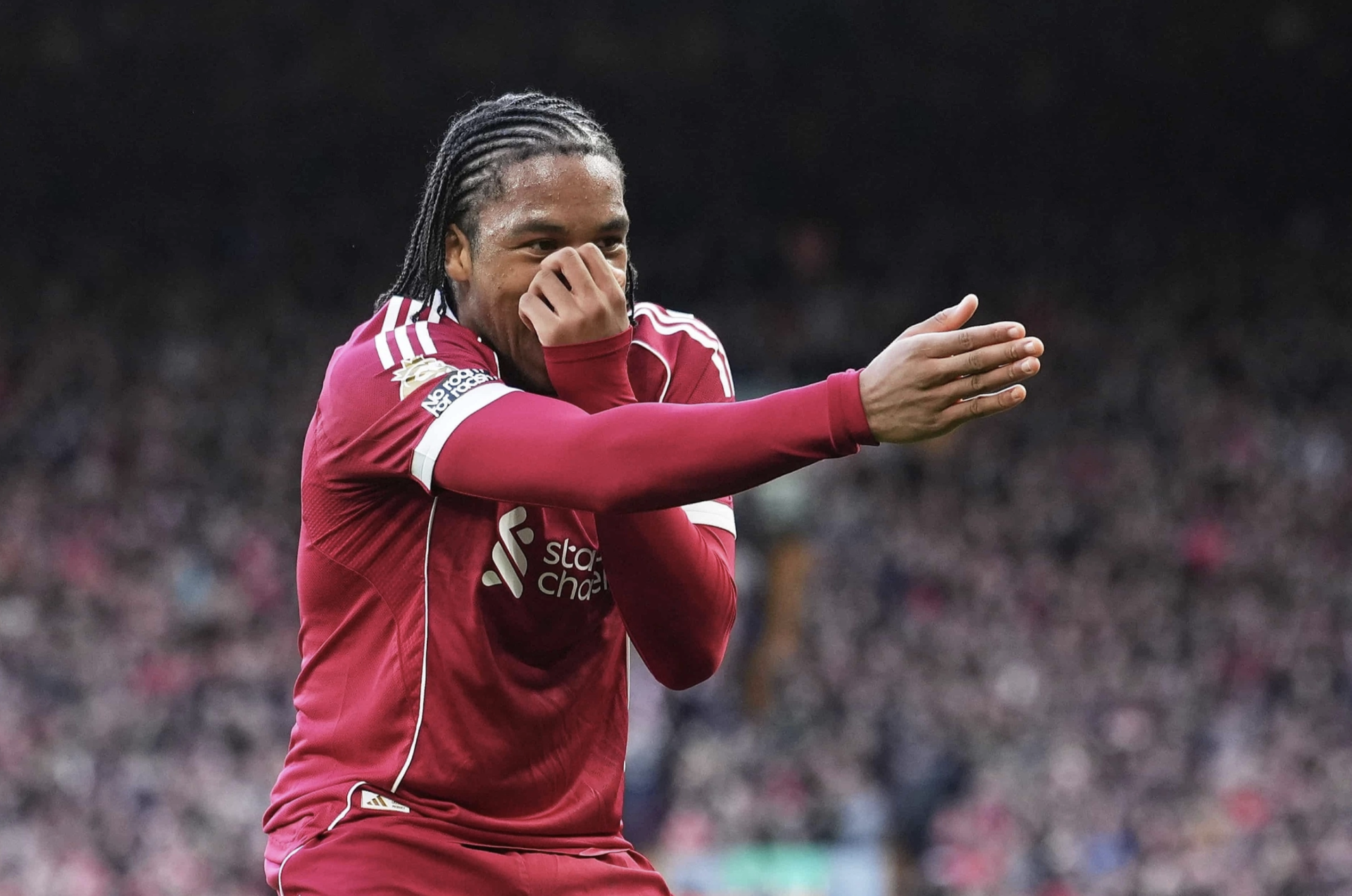 Rio Ngumoha ăn mừng b&agrave;n mở tỷ số cho Liverpool.