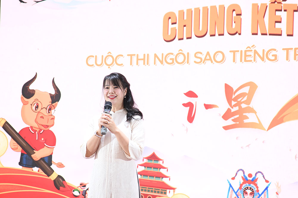 C&ocirc; Phan Thị Thư &ndash; Gi&aacute;m đốc C&ocirc;ng ty TNHH iLanguage Việt Nam, Nh&agrave; s&aacute;ng lập Hệ sinh th&aacute;i dạy v&agrave; học tiếng Trung Quốc iChiLand, Trung t&acirc;m ngoại ngữ iLanguage chia sẻ tại V&ograve;ng Chung kết.