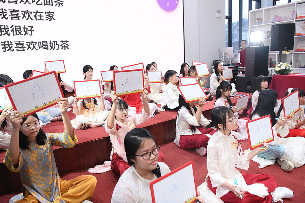 C&aacute;c th&iacute; sinh trải qua ba phần thi gay cấn tại V&ograve;ng Chung kết.