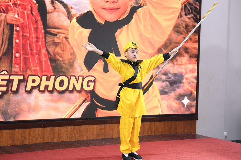 Th&iacute; sinh nhỏ tuổi nhất B&ugrave;i L&acirc;m Việt Phong g&acirc;y ấn tượng với khả năng tiếng Trung v&agrave; sự tự tin tr&ecirc;n s&acirc;n khấu.