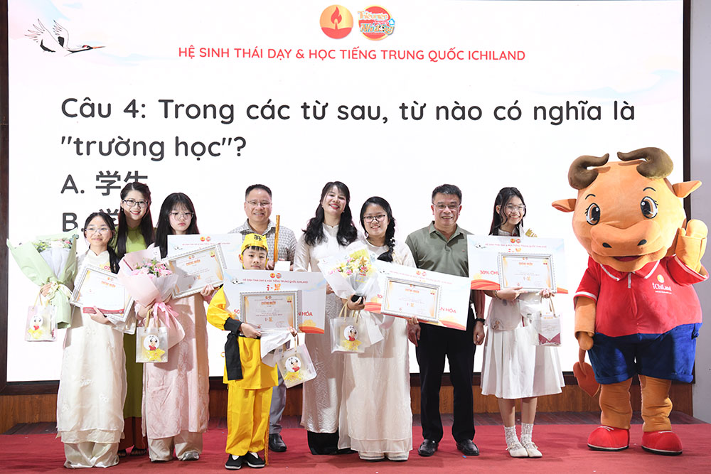 Năm gương mặt xuất sắc nhất của cuộc thi nhận phần thưởng từ Ban Tổ chức.