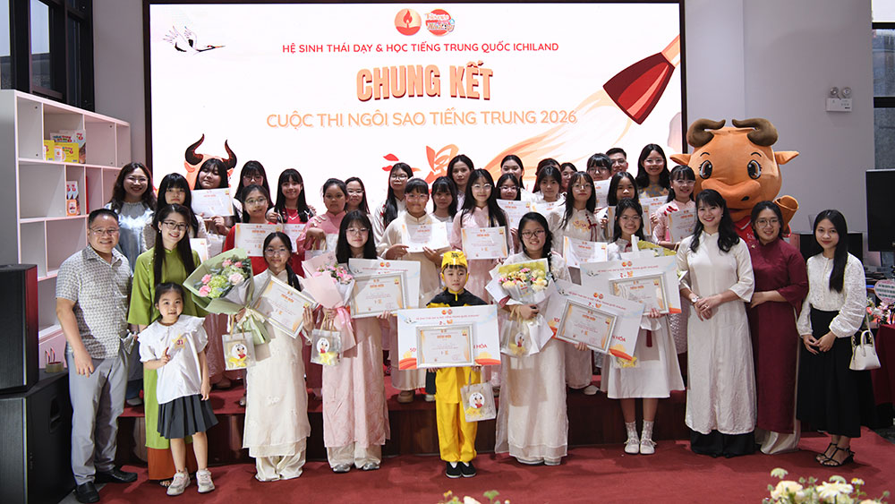 Ban Tổ chức v&agrave; c&aacute;c th&iacute; sinh chụp ảnh lưu niệm.