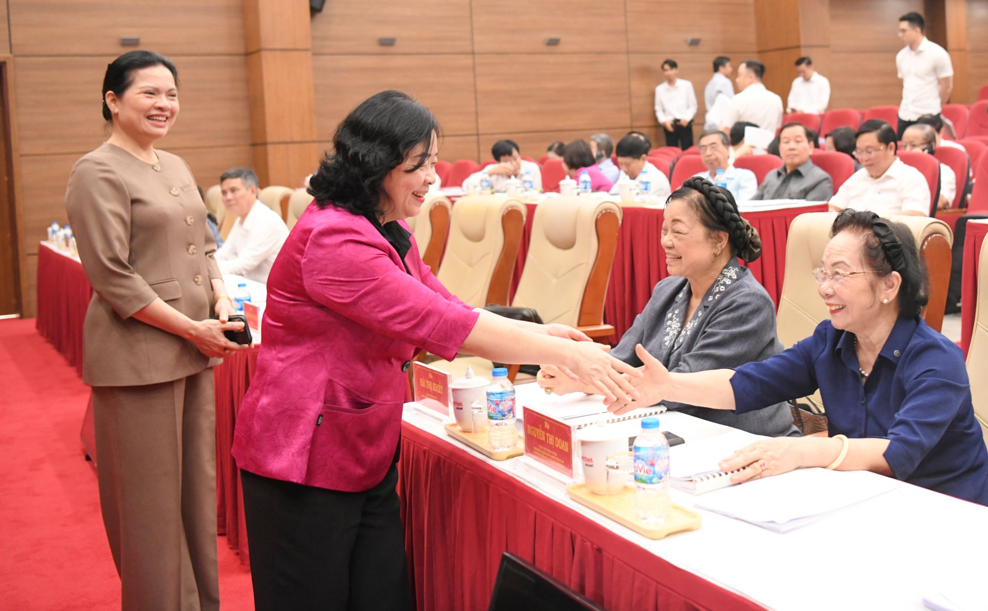 Chủ tịch Ủy ban T.Ư MTTQ Việt Nam B&ugrave;i Thị Minh Ho&agrave;i v&agrave; Ph&oacute; Chủ tịch - Tổng Thư k&yacute; Ủy ban Trung ương MTTQ Việt Nam H&agrave; Thị Nga c&ugrave;ng c&aacute;c đại biểu tham dự hội nghị.