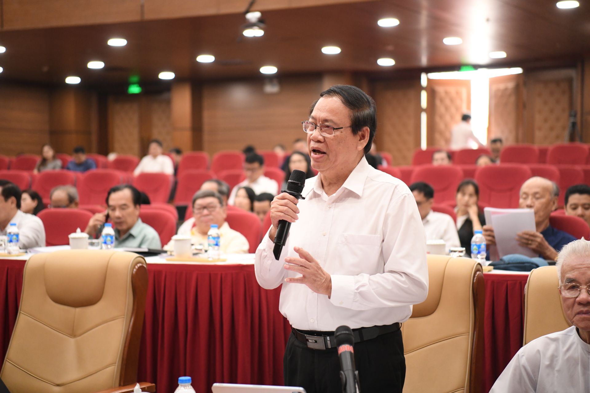 C&aacute;c đại biểu đ&oacute;ng g&oacute;p &yacute; kiến trong phần thảo luận của Hội nghị.