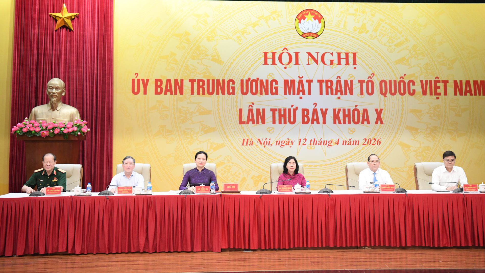 C&aacute;c đại biểu chủ tr&igrave; Hội nghị.