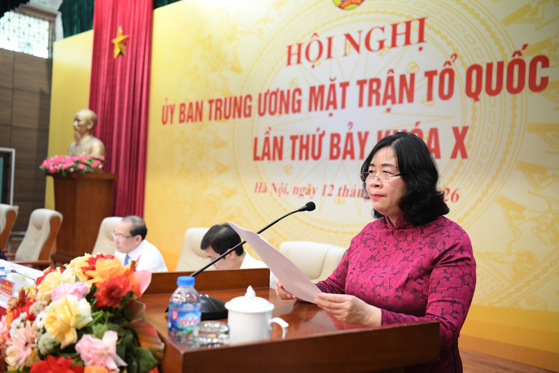 B&aacute;c B&ugrave;i Thị Minh Ho&agrave;i ph&aacute;t biểu tại Hội nghị.