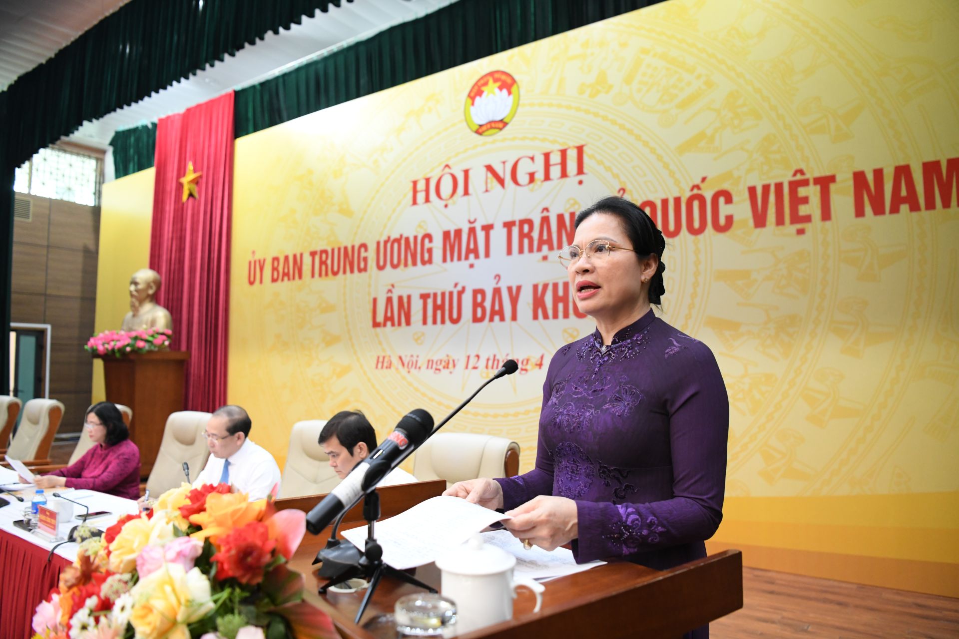 B&aacute;c H&agrave; Thị Nga tr&igrave;nh b&agrave;y Tờ tr&igrave;nh tại Hội nghị.