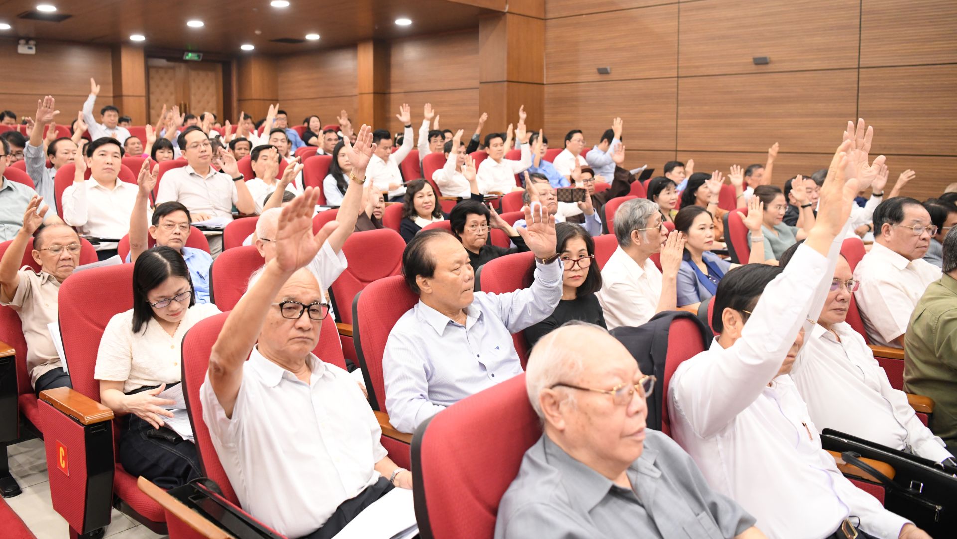 C&aacute;c đại biểu giơ tay biểu quyết tại Hội nghị.