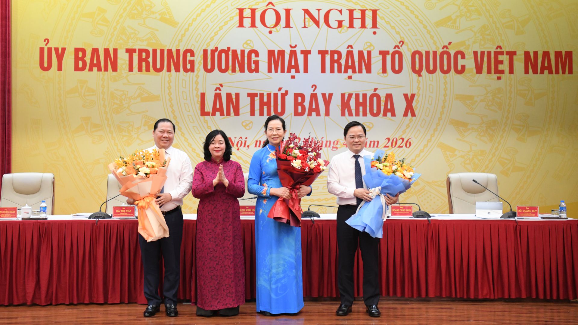 B&aacute;c B&ugrave;i Thị Minh Ho&agrave;i tặng hoa tặng hoa ch&uacute;c mừng 3 Ph&oacute; Chủ tịch Ủy ban Trung ương MTTQ Việt Nam kh&oacute;a X, nhiệm kỳ 2024-2029 