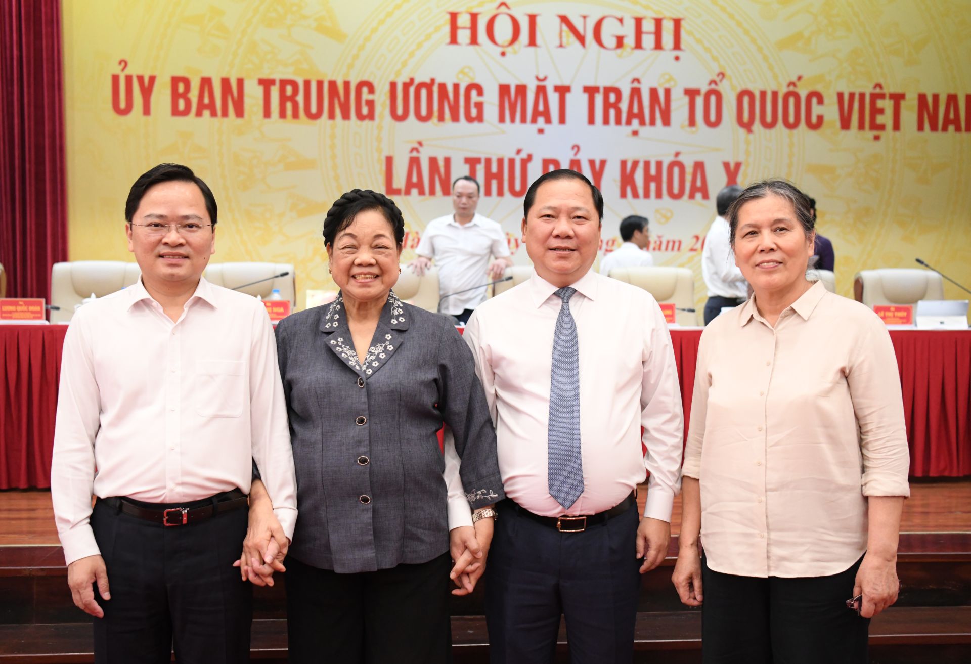 C&aacute;c đại biểu gặp gỡ b&ecirc;n lề Hội nghị.