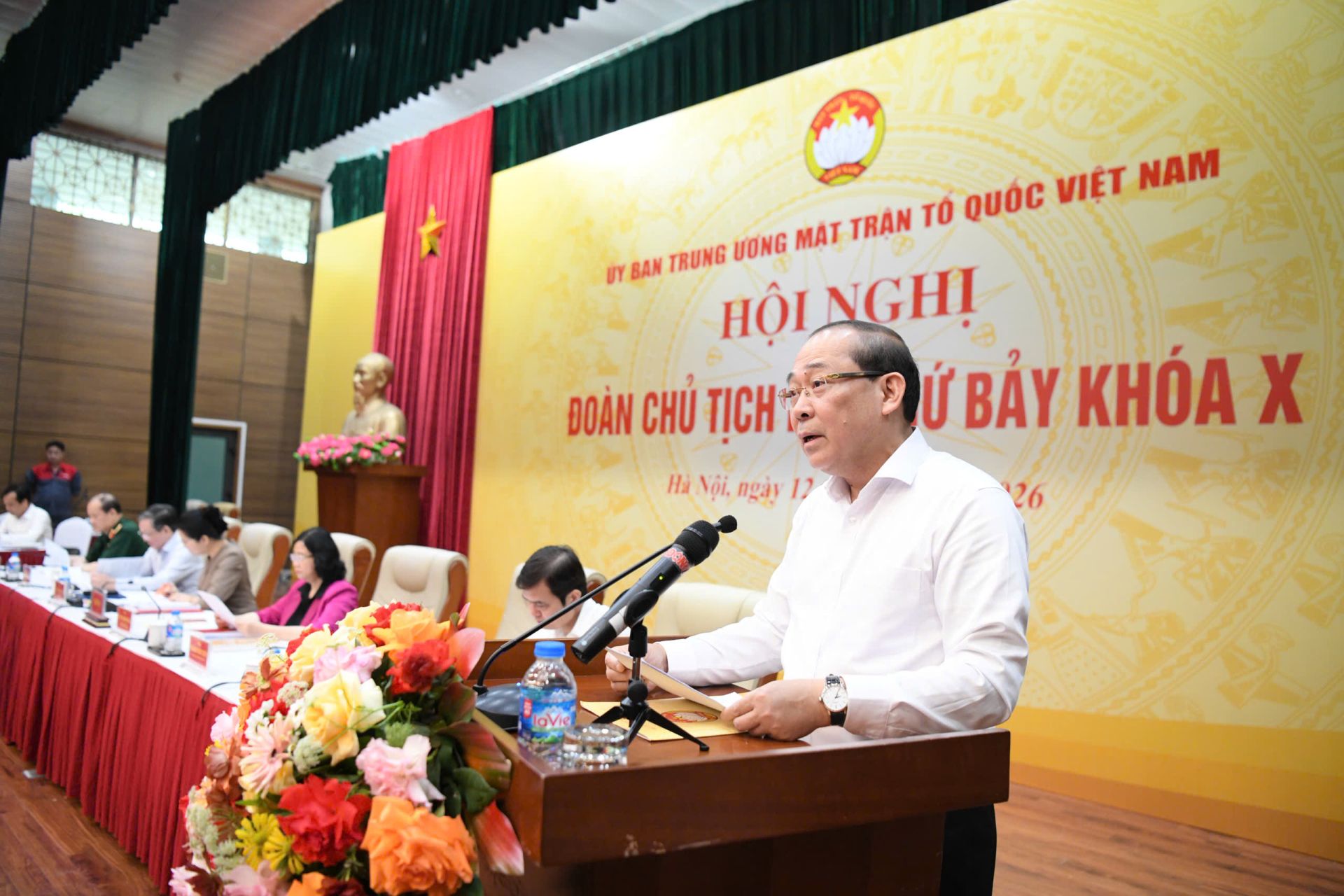 &Ocirc;ng Ho&agrave;ng C&ocirc;ng Thủy tr&igrave;nh b&agrave;y