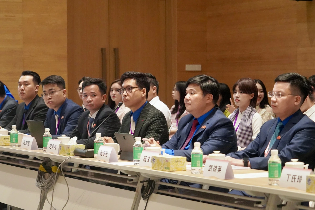 To&agrave;n cảnh buổi đối thoại giữa những người hoạt động trong lĩnh vực văn h&oacute;a - nghệ thuật 2 nước.