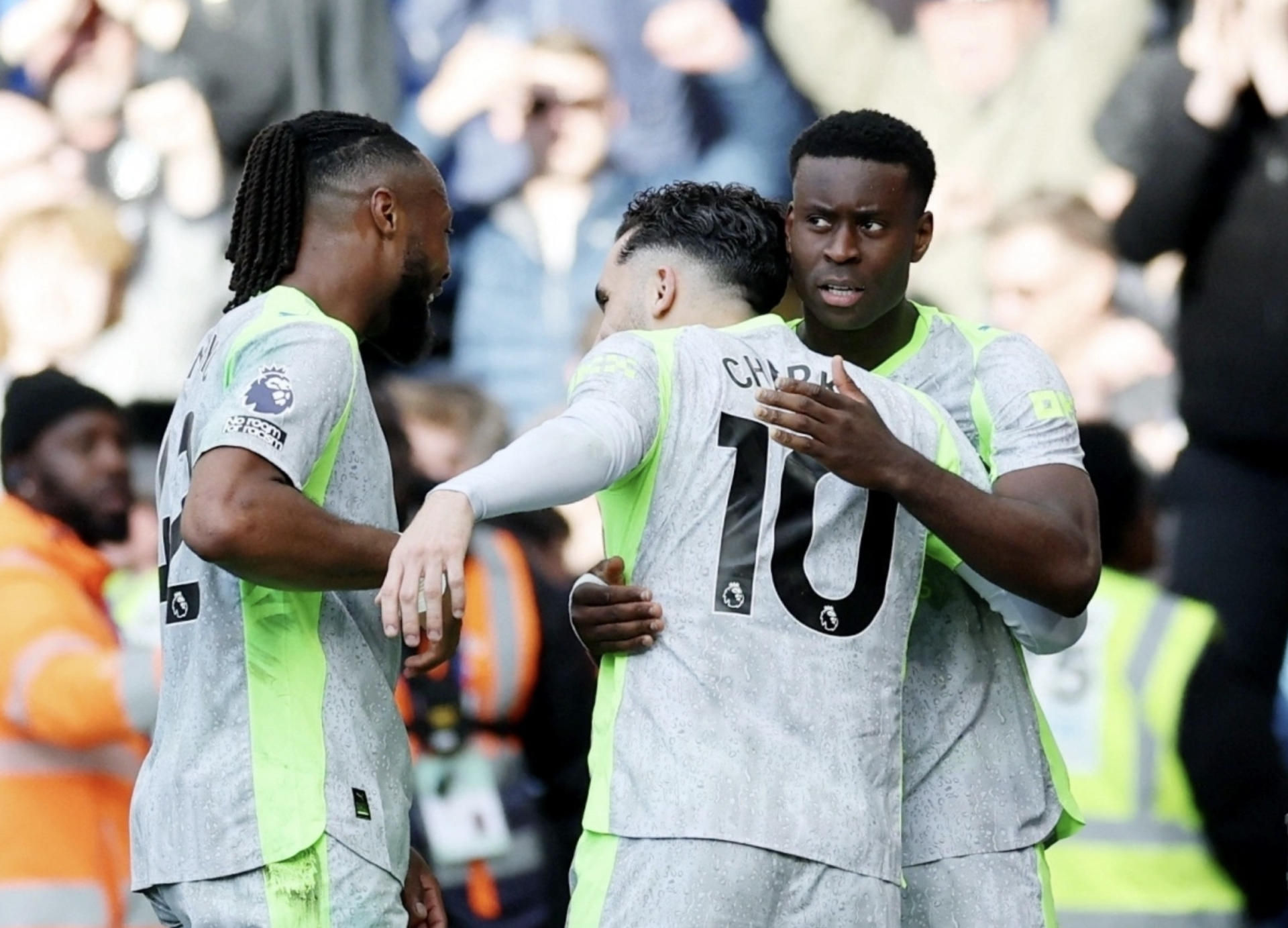 C&aacute;c cầu thủ Chelsea ăn mừng b&agrave;n n&acirc;ng tỷ số l&ecirc;n 2-0 của Guehi (phải).