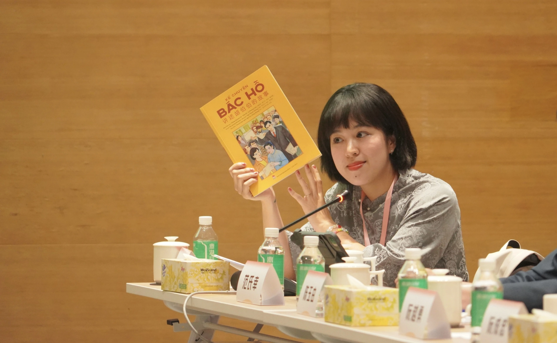 Chị Nguyễn Thị L&ecirc; Chi, Bi&ecirc;n tập vi&ecirc;n s&aacute;ch tranh (Nh&agrave; xuất bản Kim Đồng), giới thiệu về cuốn s&aacute;ch&nbsp;Kể chuyện B&aacute;c Hồ do Nh&agrave; xuất bản Kim Đồng xuất bản v&agrave; được ph&iacute;a nước bạn dịch lại.