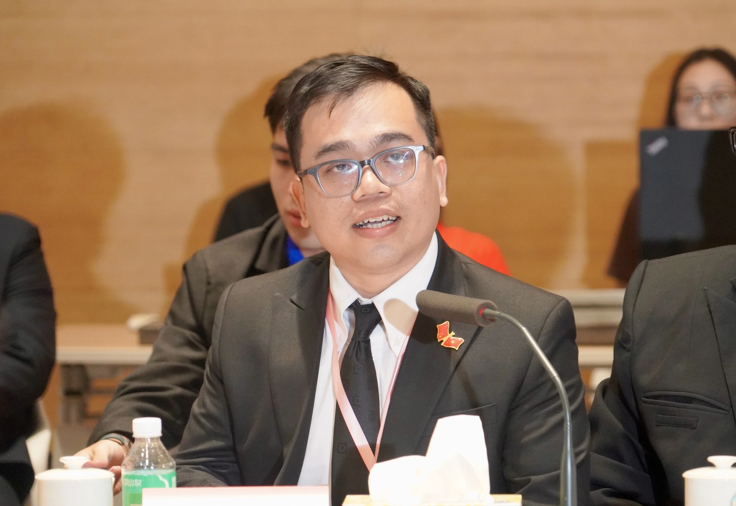 Đạo diễn Nguyễn Tuấn Anh chia sẻ về những bản sắc văn h&oacute;a, nghệ thuật truyền thống của Việt Nam tại buổi đối thoại.