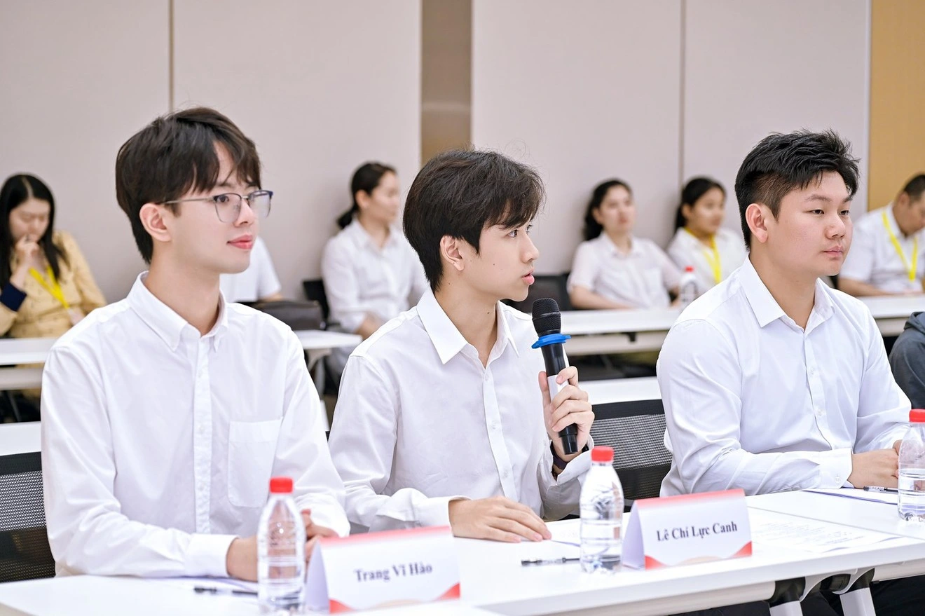 Thanh ni&ecirc;n 2 nước giao lưu, chia sẻ đọc s&aacute;ch 