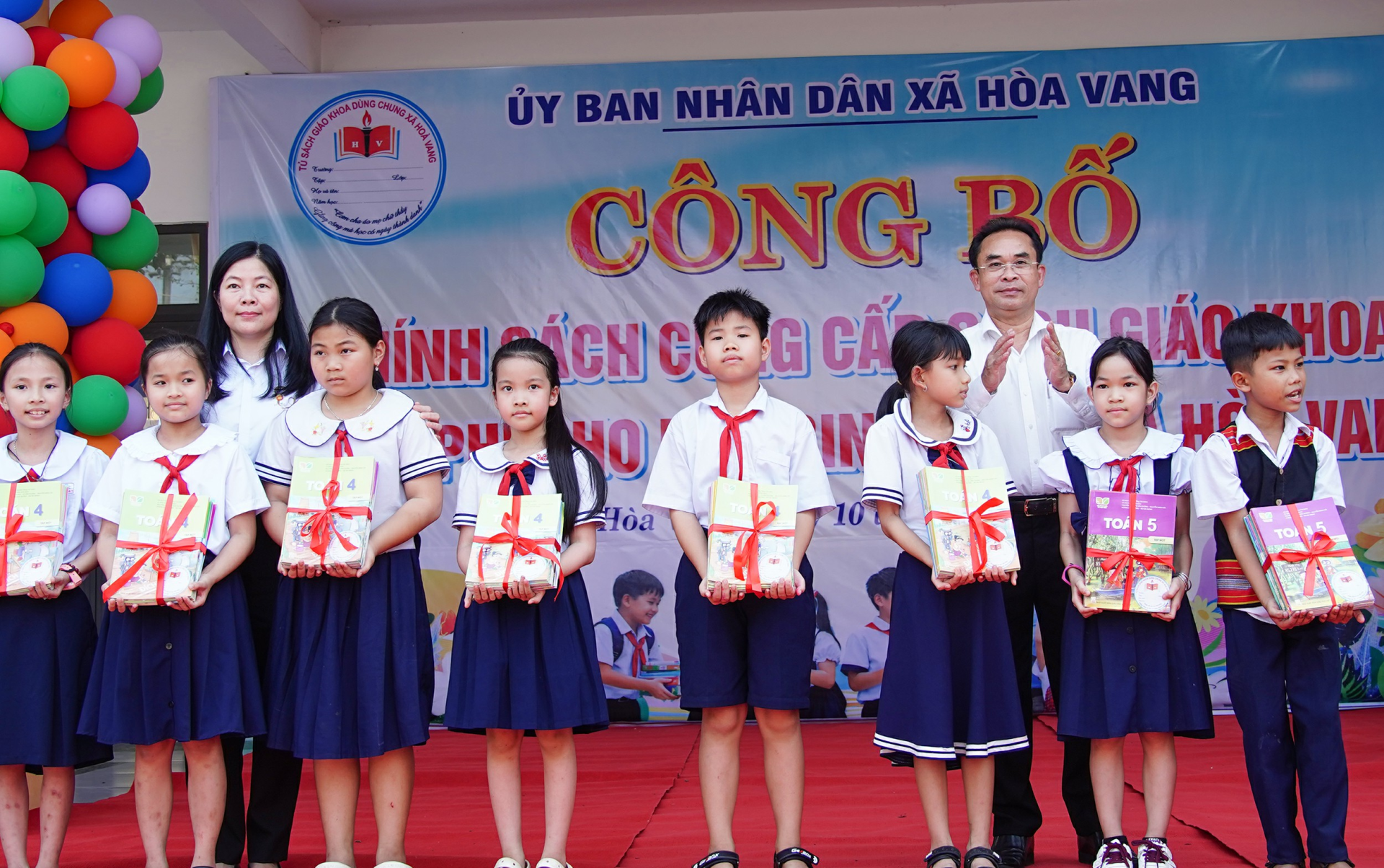 Học sinh x&atilde; H&ograve;a Vang từ lớp 1 đến lớp 12 được miễn ph&iacute; s&aacute;ch gi&aacute;o khoa.