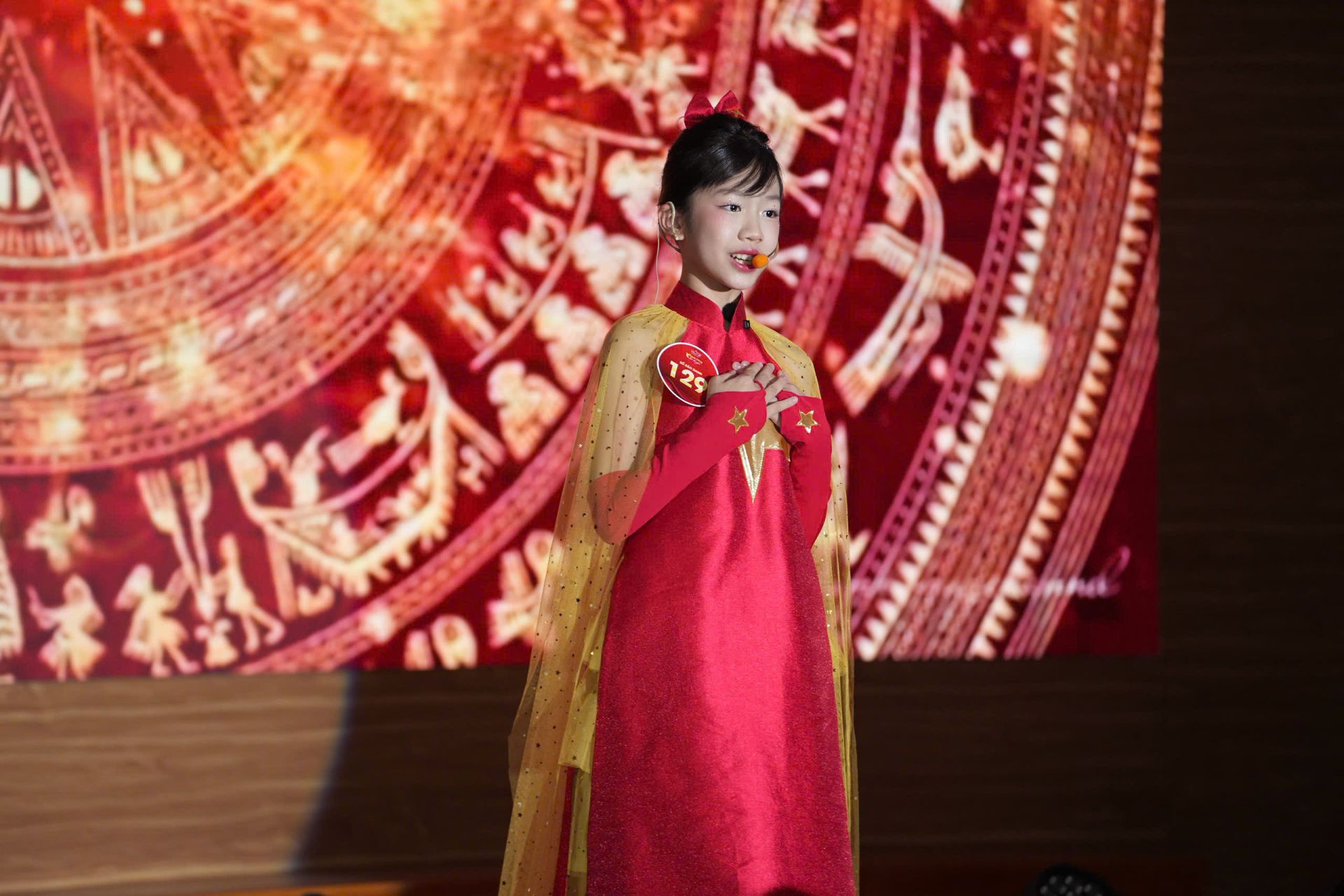 Bảo Anh tự tin thể hiện tr&ecirc;n s&acirc;n khấu.