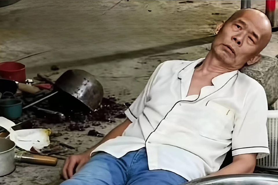 Chủ qu&aacute;n lẩu g&agrave; mệt mỏi v&igrave; c&oacute; qu&aacute; nhiều kh&aacute;ch tới ăn.