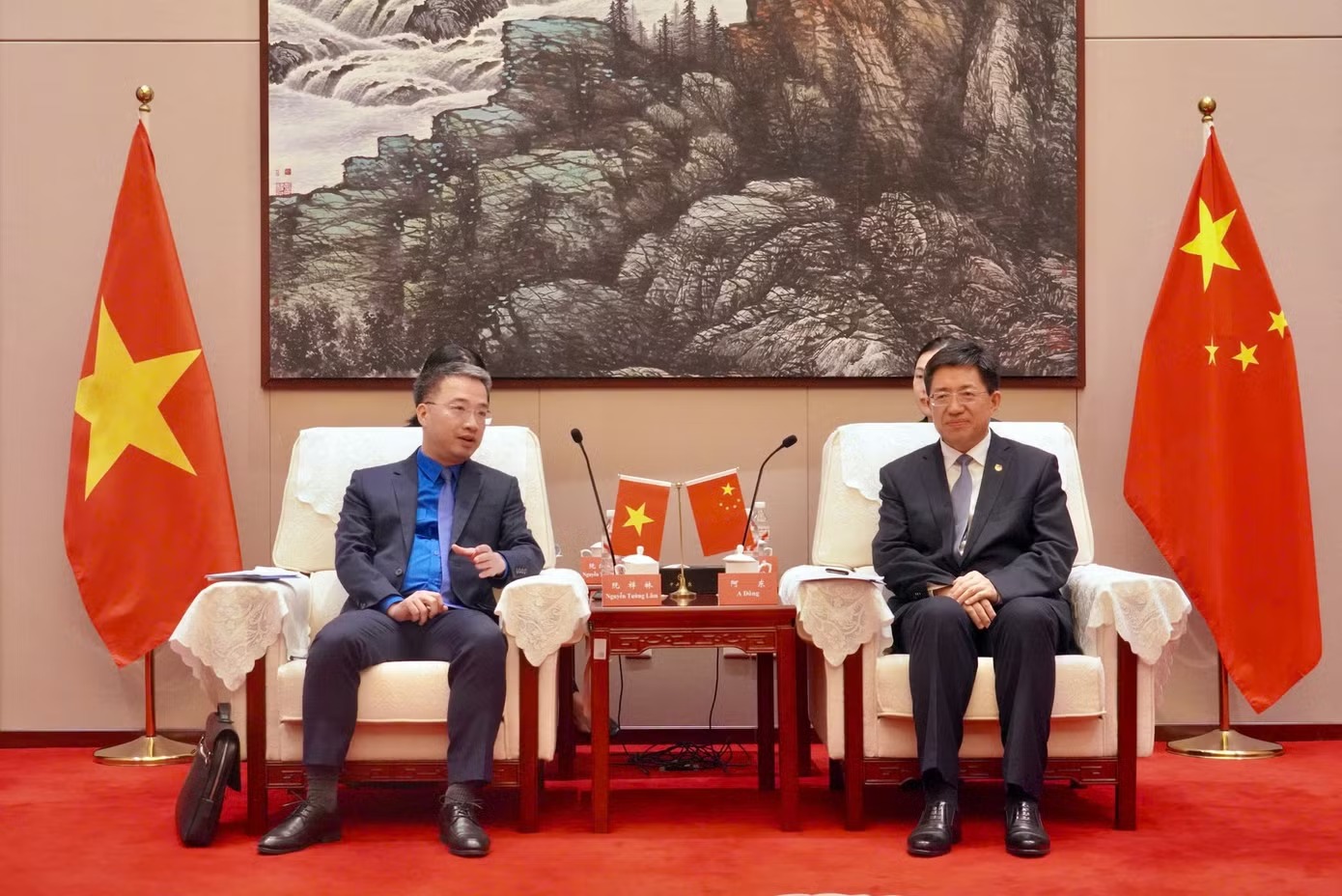 Anh Nguyễn Tường L&acirc;m (b&ecirc;n tr&aacute;i) - B&iacute; thư T.Ư Đo&agrave;n, Chủ tịch T.Ư Hội LHTN Việt Nam gửi lời cảm ơn T.Ư Đo&agrave;n TNCS Trung Quốc đ&atilde; d&agrave;nh cho Đo&agrave;n đại biểu thanh thiếu nhi Việt Nam sự đ&oacute;n tiếp trọng thị, chu đ&aacute;o v&agrave; th&acirc;n t&igrave;nh.