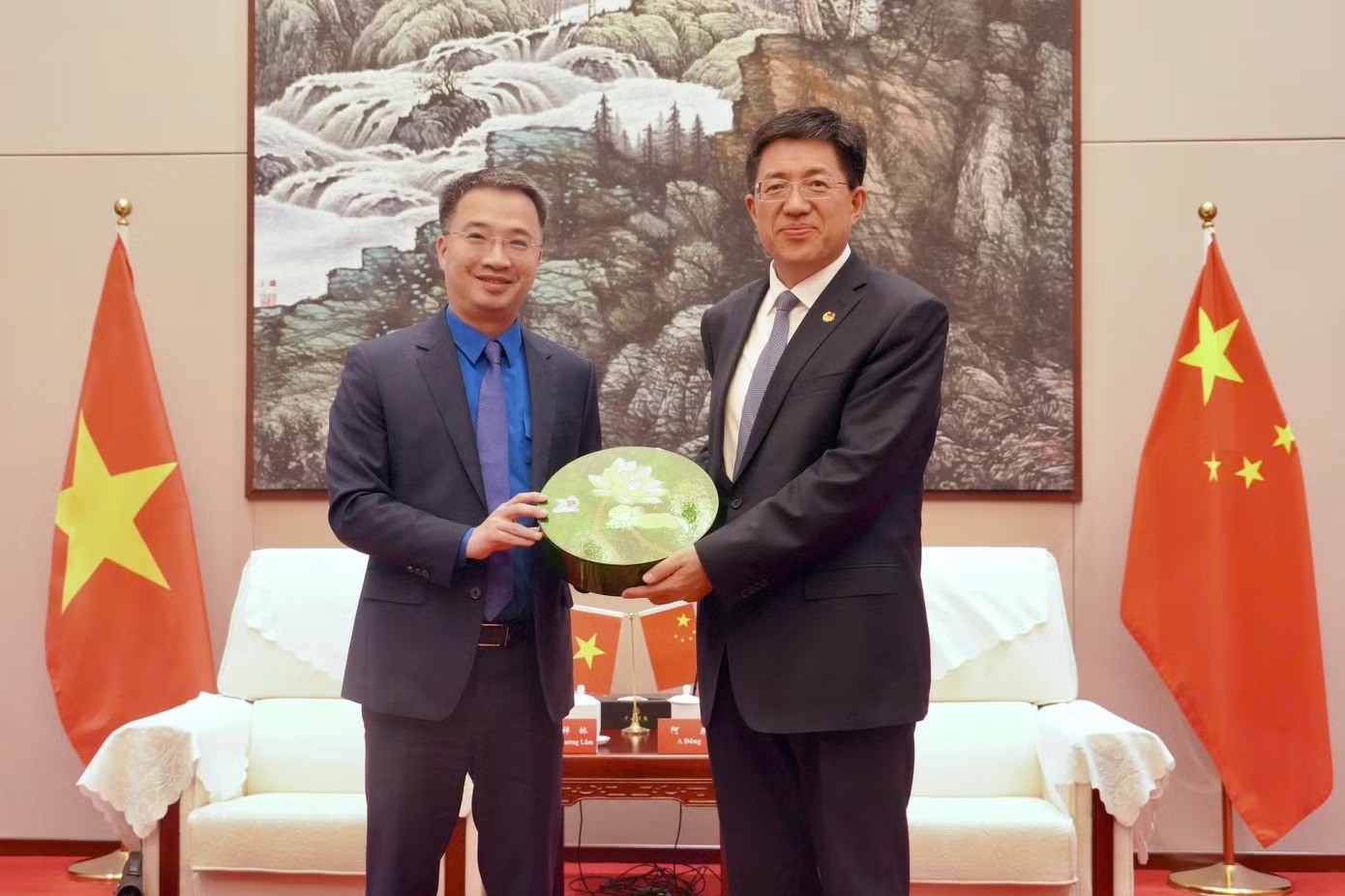 Anh Nguyễn Tường L&acirc;m (b&ecirc;n tr&aacute;i) - B&iacute; thư T.Ư Đo&agrave;n, Chủ tịch T.Ư Hội LHTN Việt Nam trao tặng qu&agrave; lưu niệm anh A Đ&ocirc;ng - B&iacute; thư thứ nhất T.Ư Đo&agrave;n TNCS Trung Quốc.