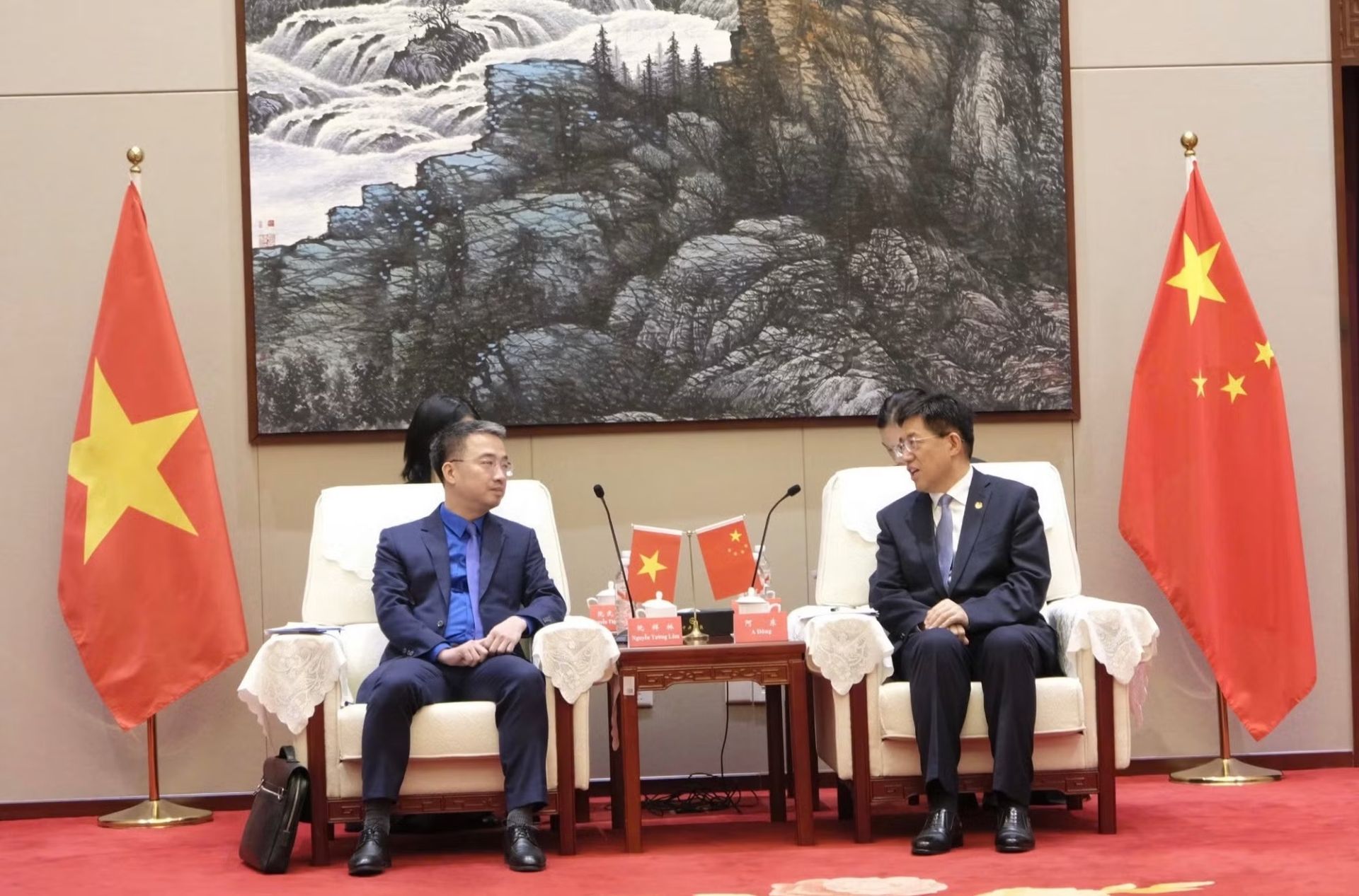 Anh A Đ&ocirc;ng - B&iacute; thư thứ nhất T.Ư Đo&agrave;n TNCS Trung Quốc (b&ecirc;n phải) trao đổi với anh Nguyễn Tường L&acirc;m - B&iacute; thư T.Ư Đo&agrave;n, Chủ tịch T.Ư Hội LHTN Việt Nam tại buổi ch&agrave;o x&atilde; giao.