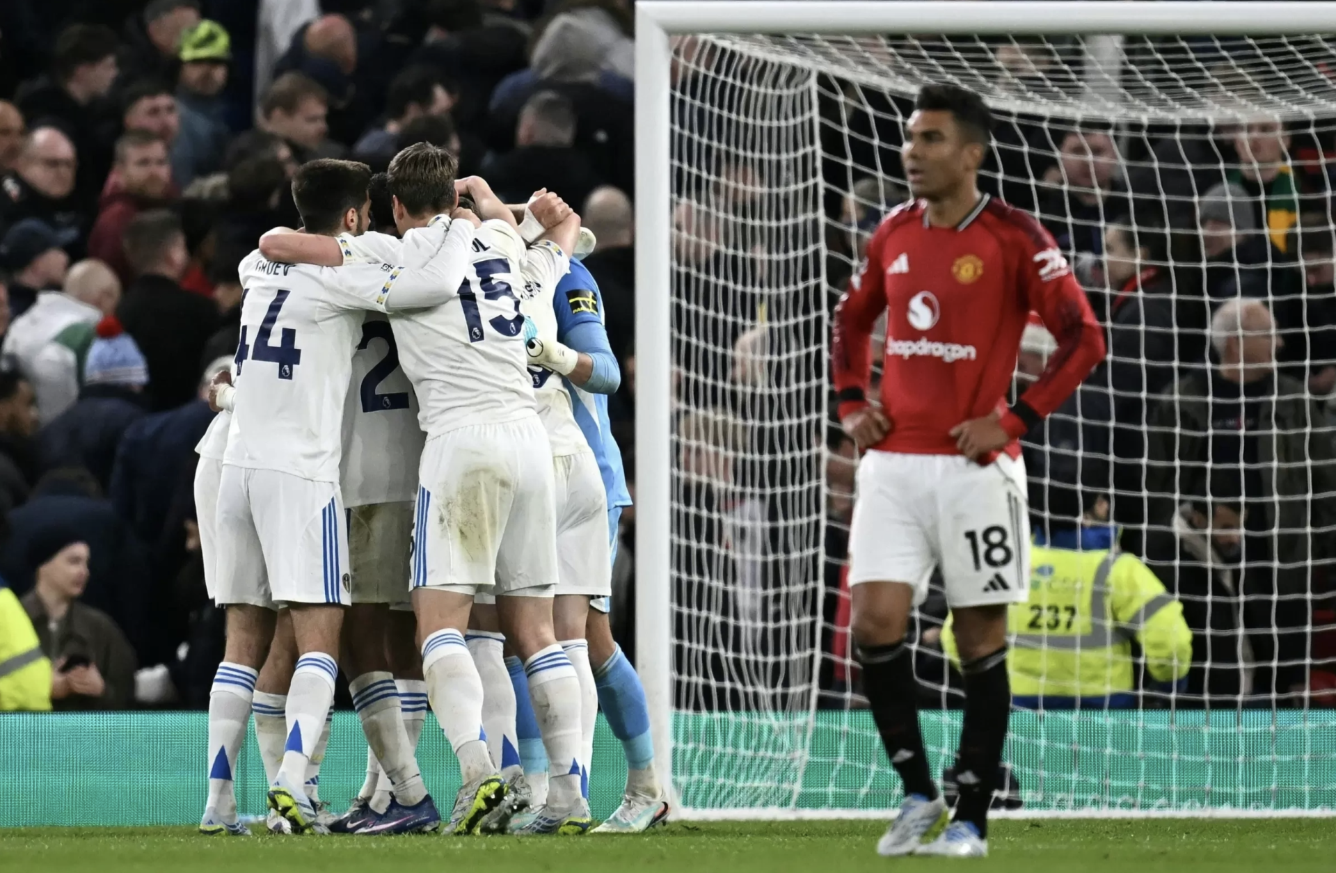 C&aacute;c cầu thủ Leeds ăn mừng chiến thắng.