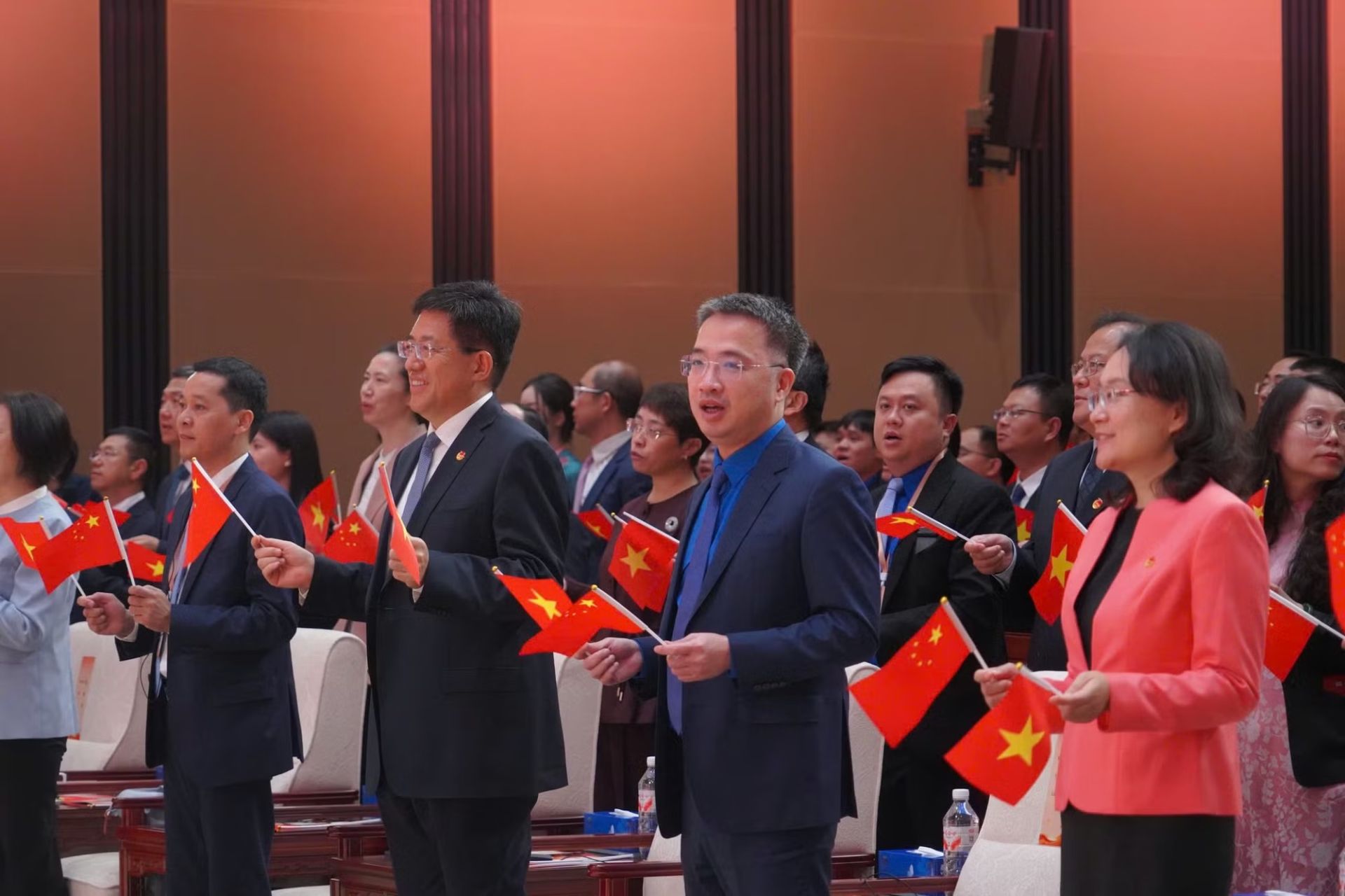 Anh Nguyễn Tường L&acirc;m - B&iacute; thư T.Ư Đo&agrave;n, Chủ tịch T.Ư Hội LHTN Việt Nam (thứ 2, từ phải sang), v&agrave; anh A Đ&ocirc;ng - B&iacute; thư thứ nhất T.Ư Đo&agrave;n TNCS Trung (thứ 3, từ phải sang) tại Diễn đ&agrave;n &ldquo;Thanh ni&ecirc;n Việt &ndash; Trung kế thừa gen đỏ&rdquo;. 