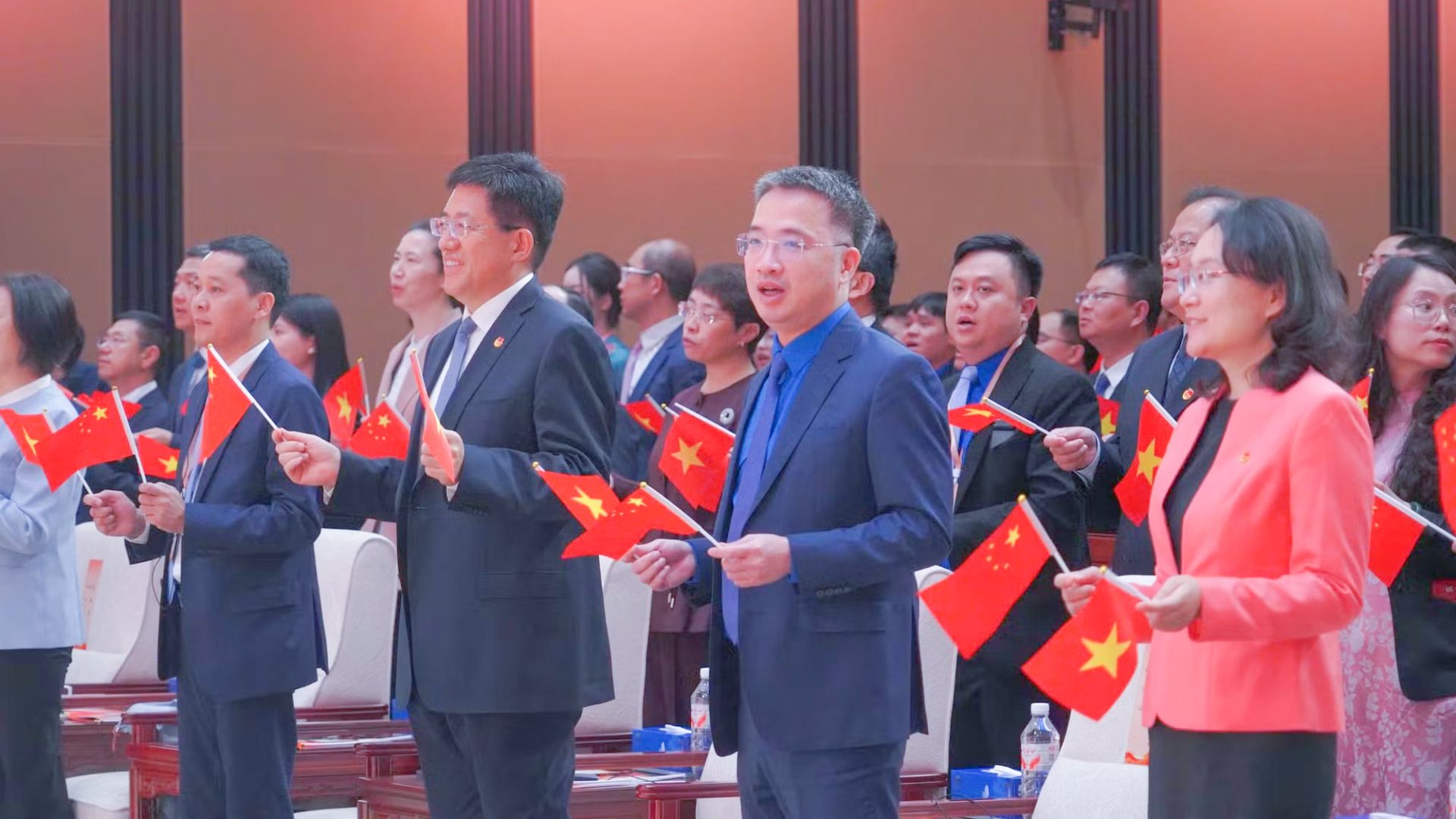 Thanh niên Việt - Trung kế thừa nguồn "gen đỏ"